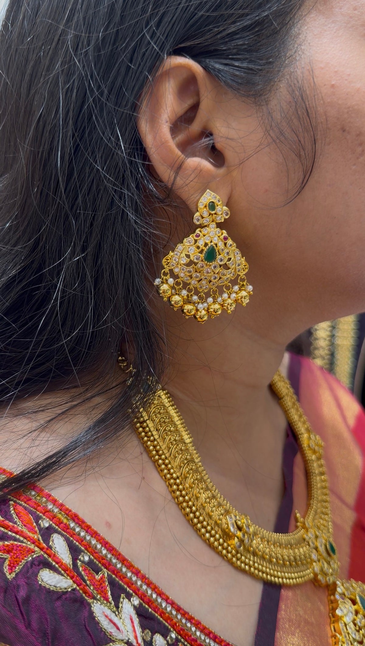 Beautiful uncut stone pendant kasula necklace with screwback earrings