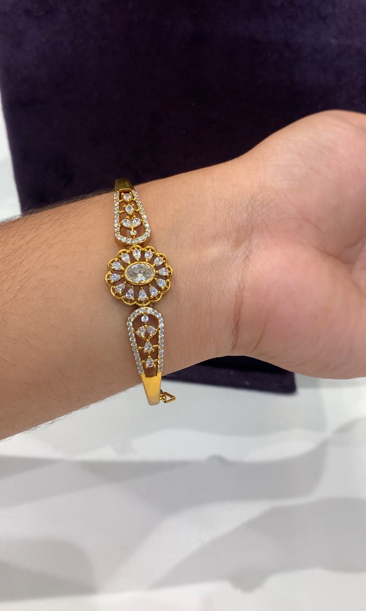 Beautiful Bracelet With Uncut Stone Freesize