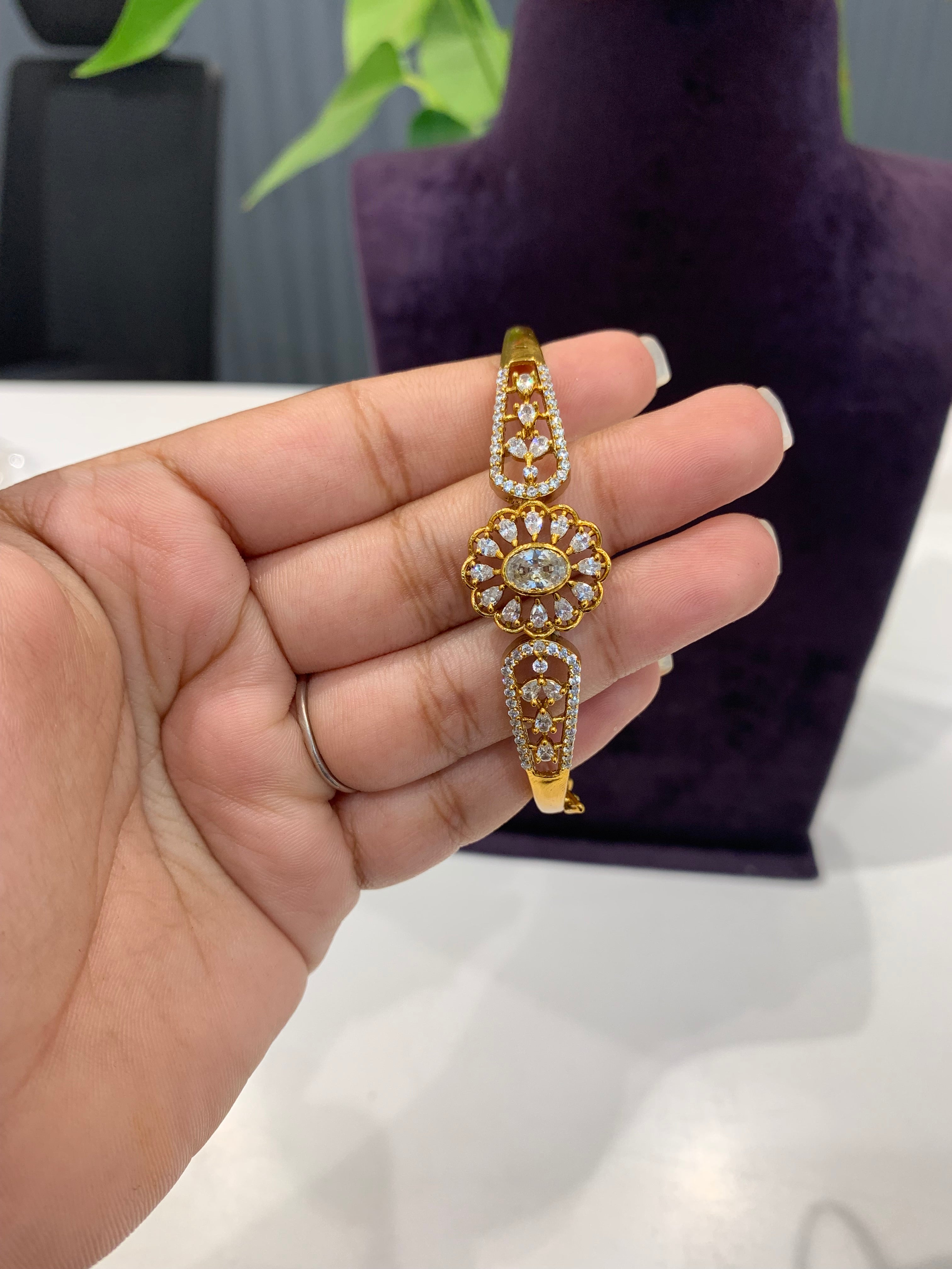 Beautiful Bracelet With Uncut Stone Freesize