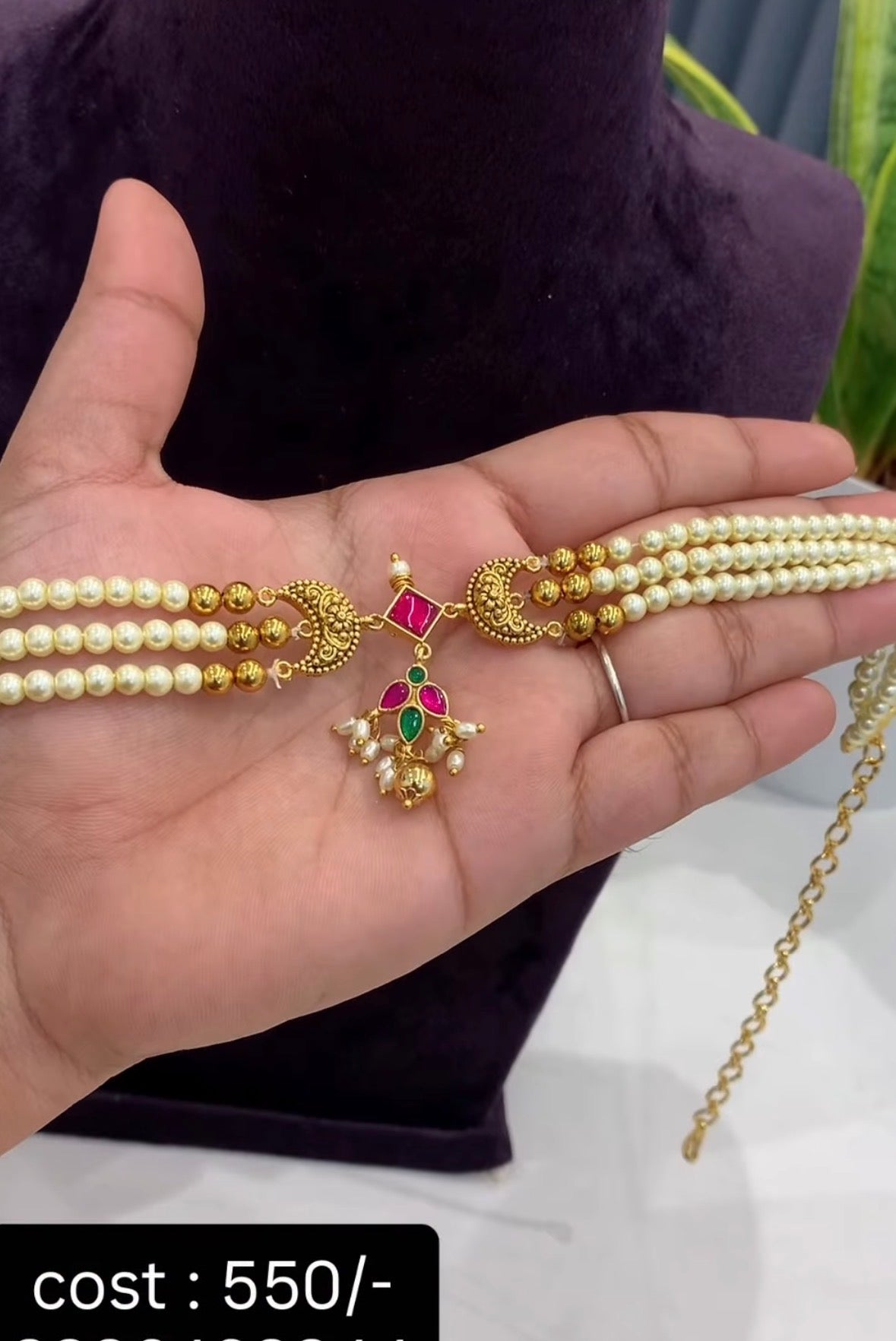 Beautiful Jadav Pearl’s Chocker