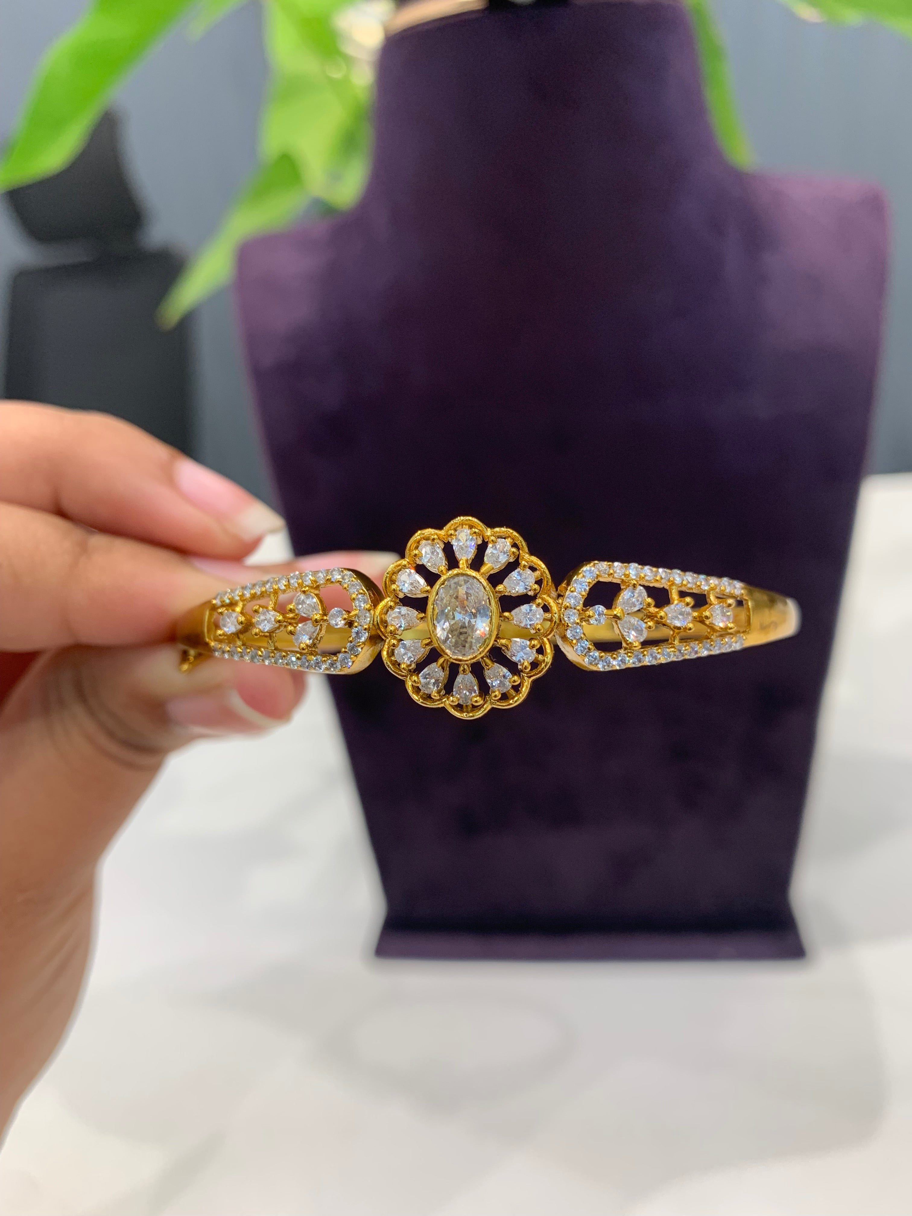 Beautiful Bracelet With Uncut Stone Freesize