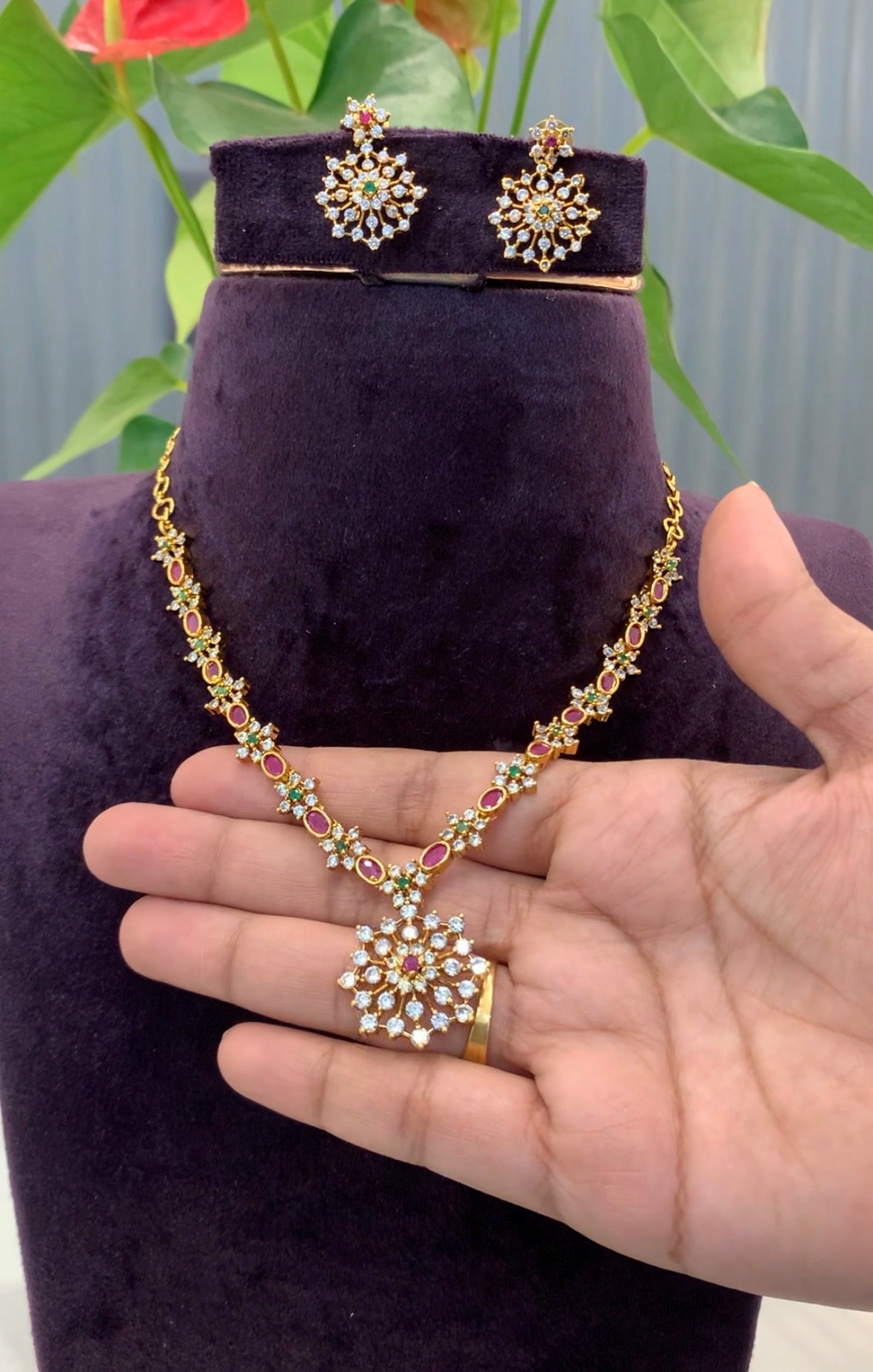 Beautiful party wear necklace