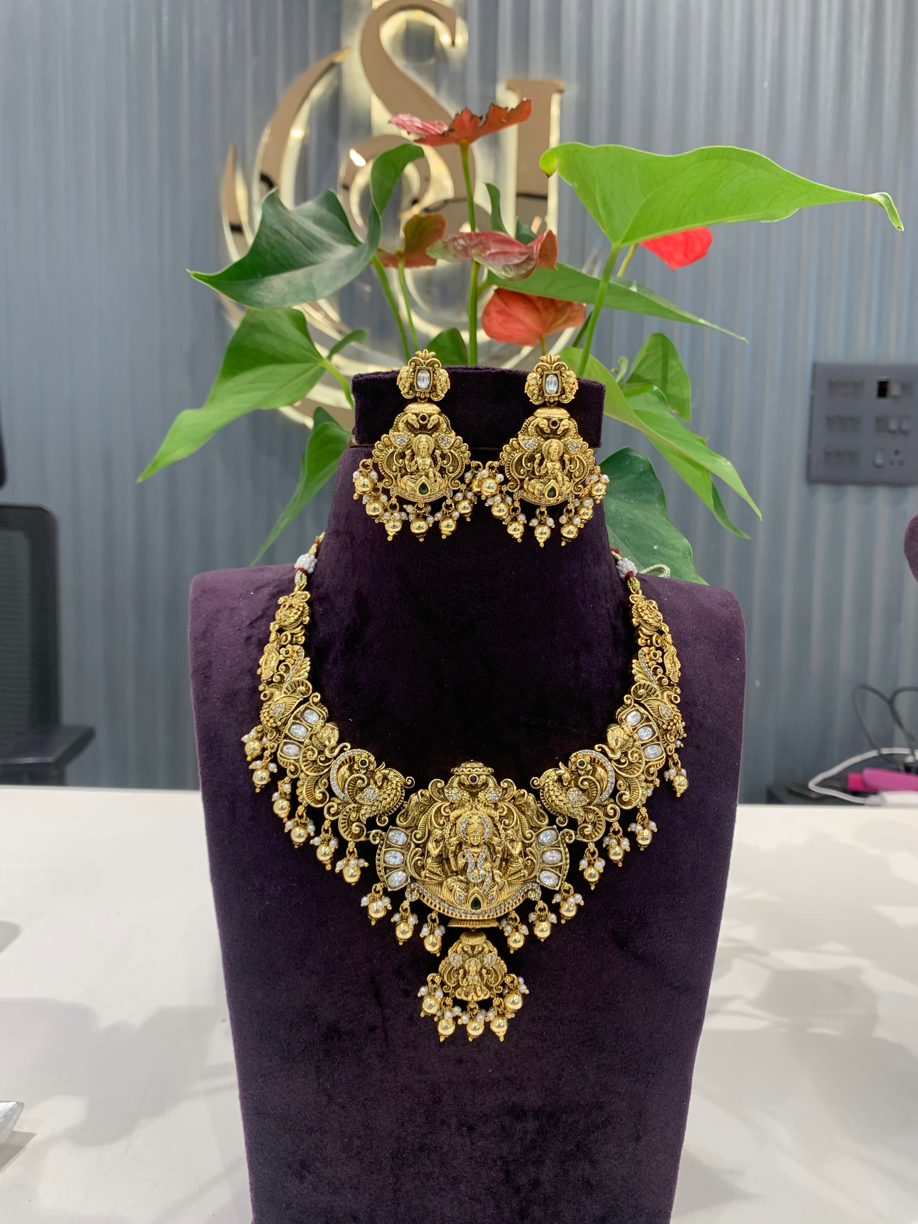 Beautiful nakshi moissiante stone necklace