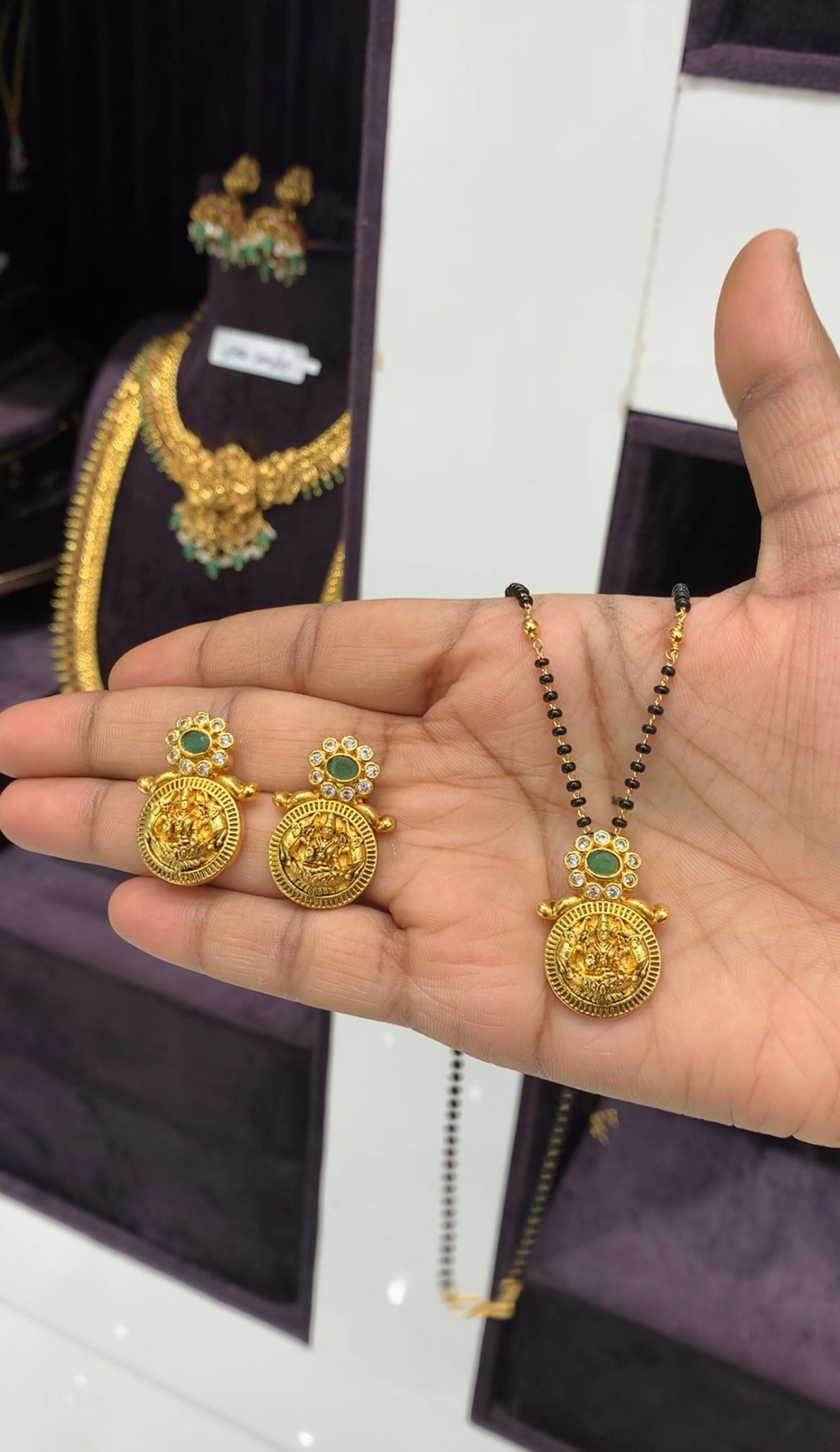 Because kasulu model pendant set with blackbeads chain 18 inchs long
