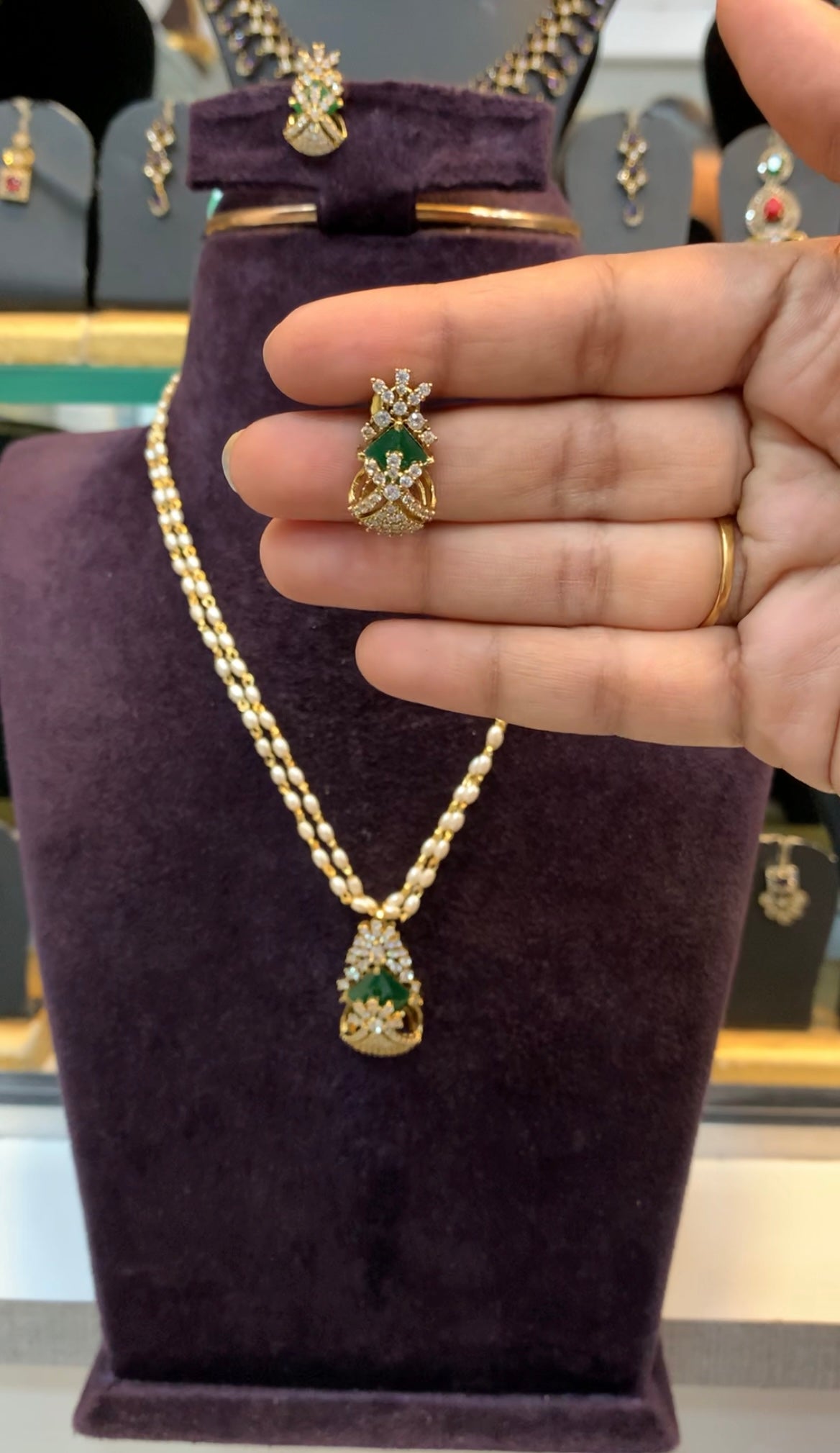 Beautiful green stone pendant set with pearls mala 18 inchs long