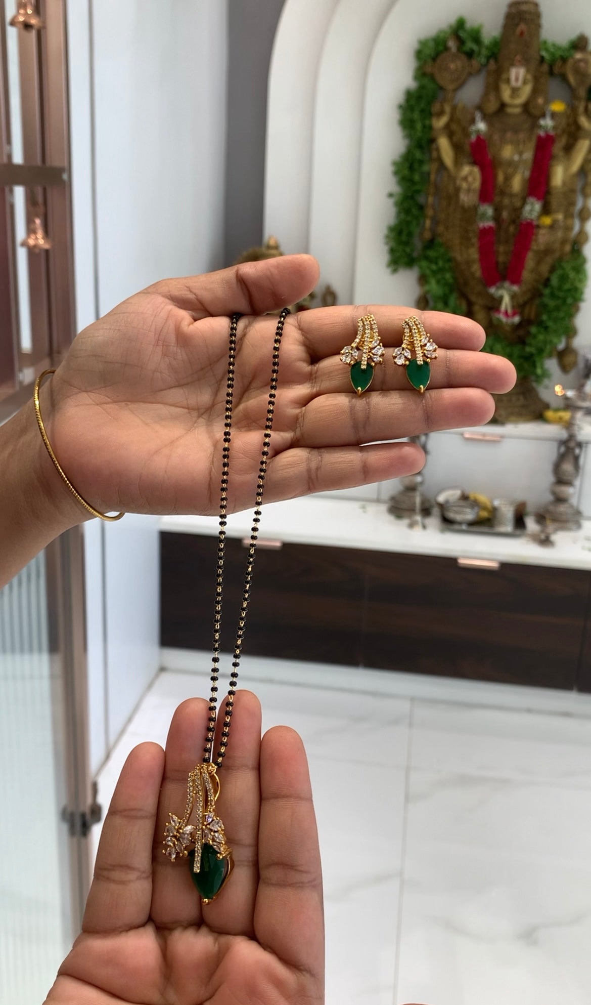 Beautiful green stone pendant set with blackbeads chain 18 inchs long