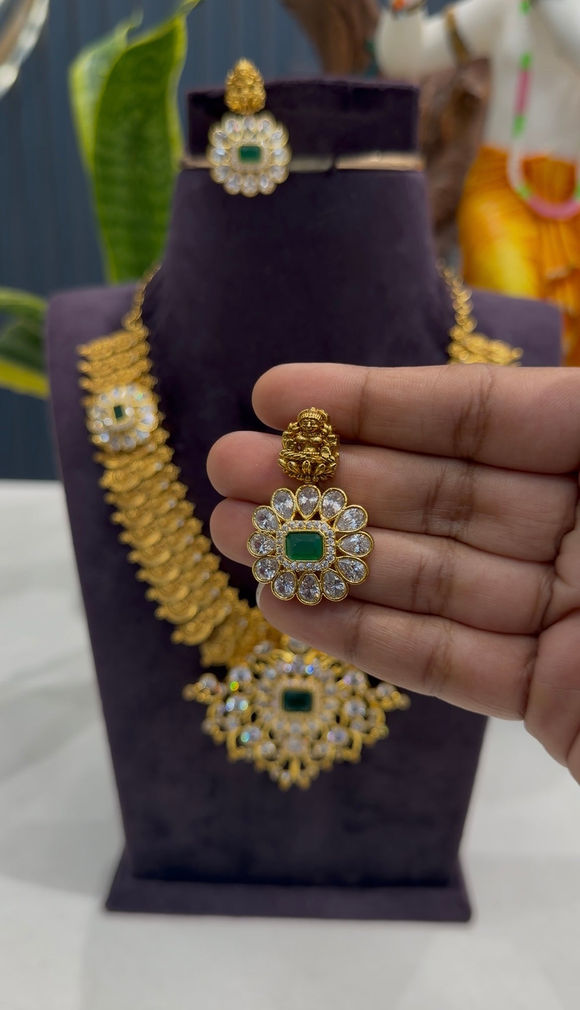 Beautiful uncut stone pendant kasula necklace with screwback earrings