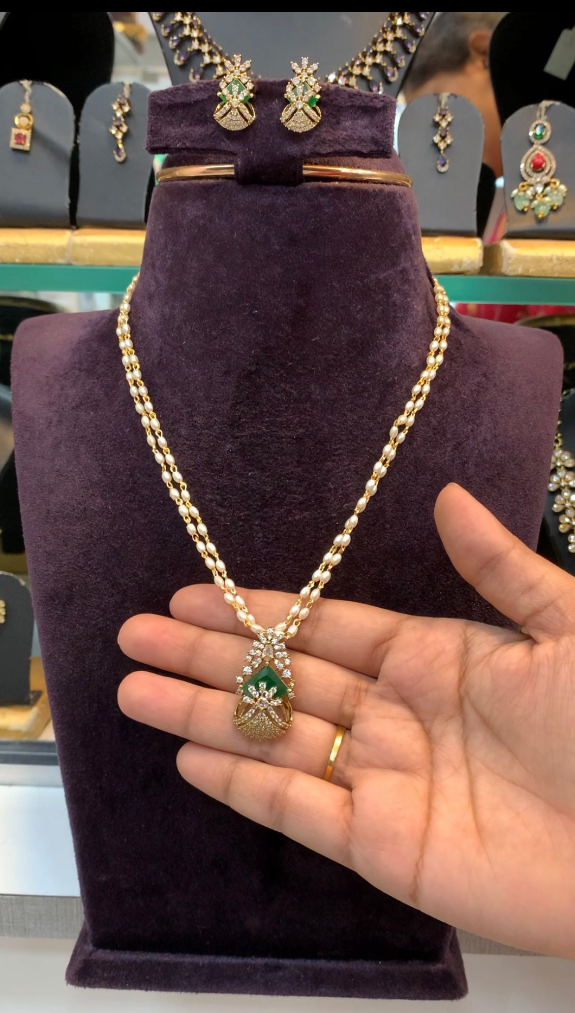 Beautiful green stone pendant set with pearls mala 18 inchs long