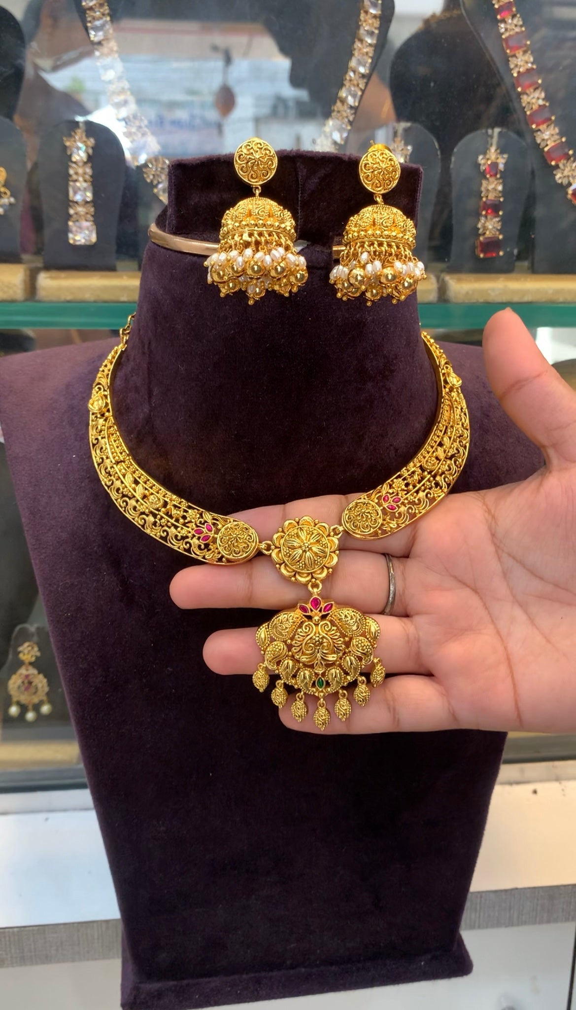 Beautiful kanti model necklace with pushback jumkis