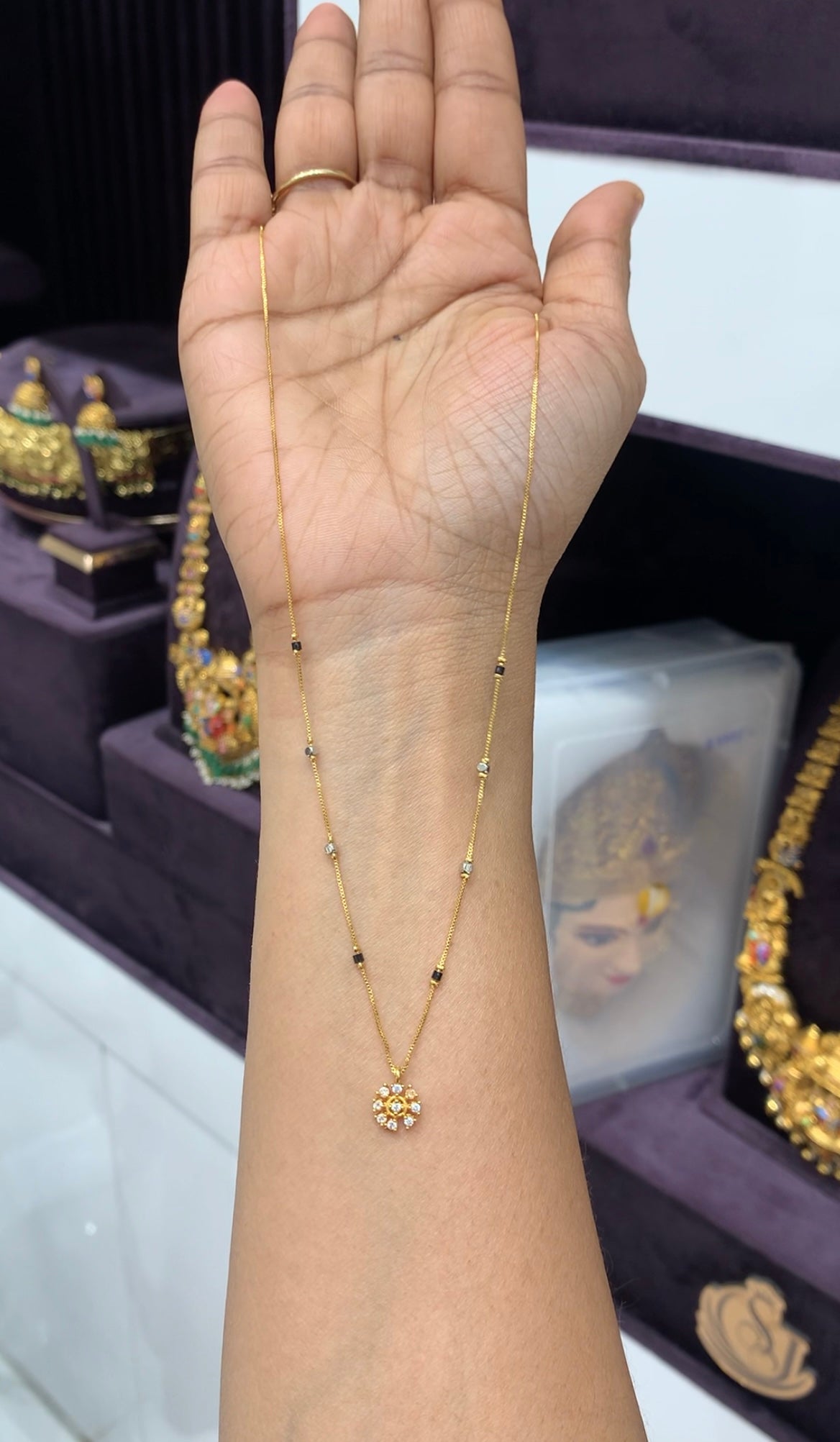 Beautiful simple blackbeads chain 18 inchs long