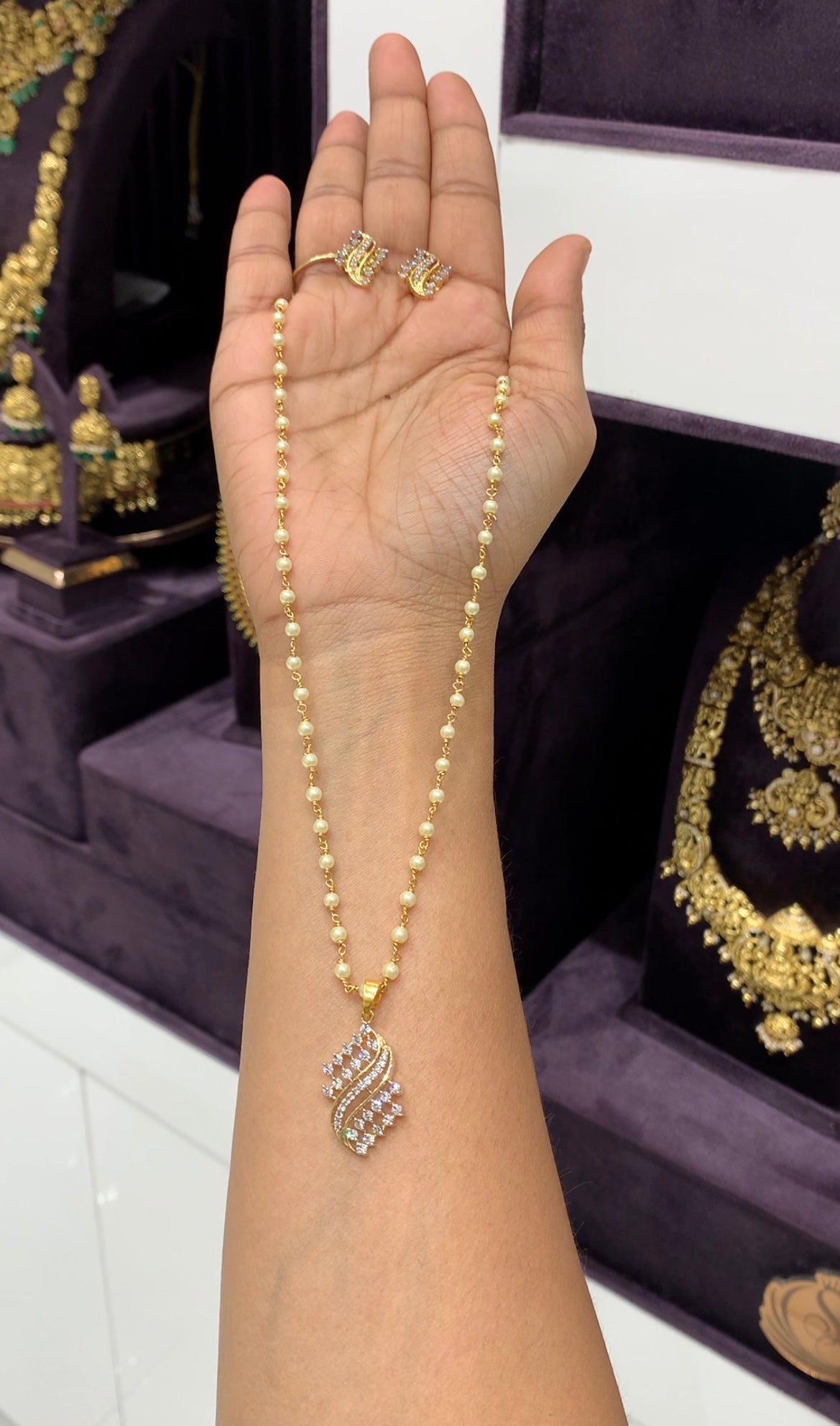 Beautiful white stone pendent set with pearls chain 18 inchs long