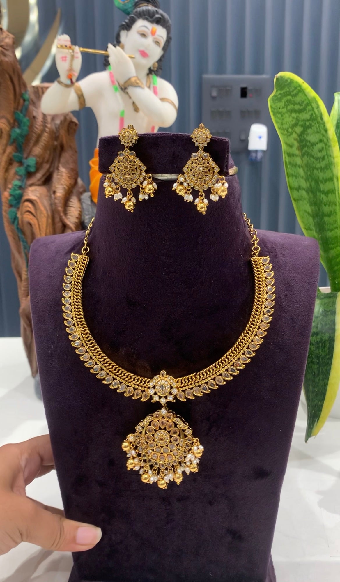 Beautiful uncut stones mango desing kanti model necklace with pushback earrings