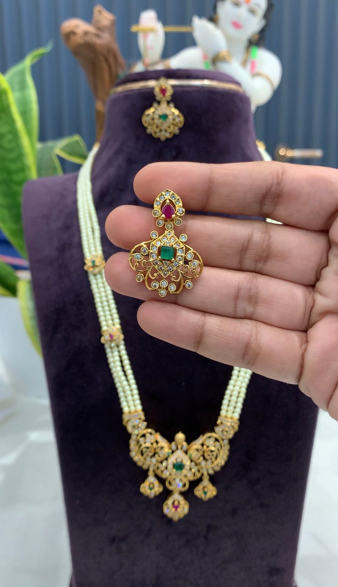 Beautiful multi stones pendent set with pearls 3 layers chain