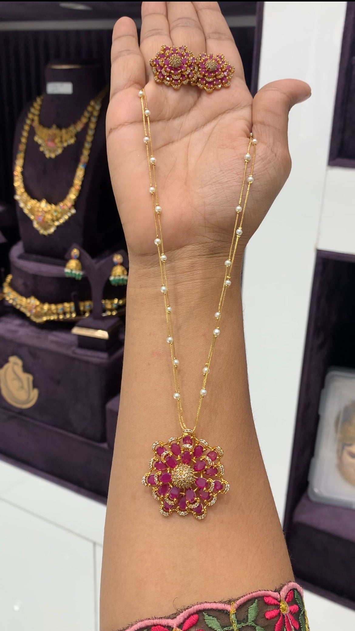 Beautiful pink stone pendant set with white pearls 2layers chain 18 inchs long