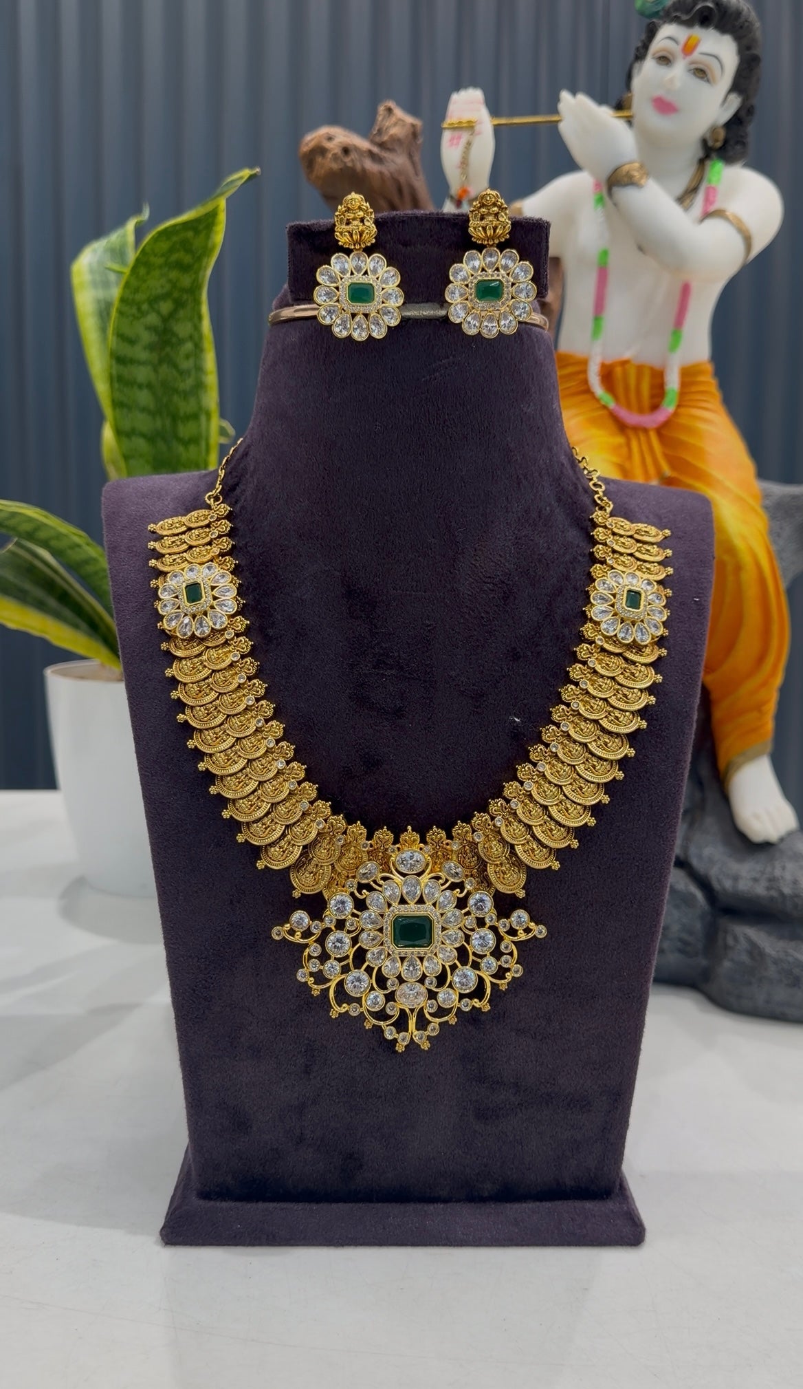 Beautiful uncut stone pendant kasula necklace with screwback earrings