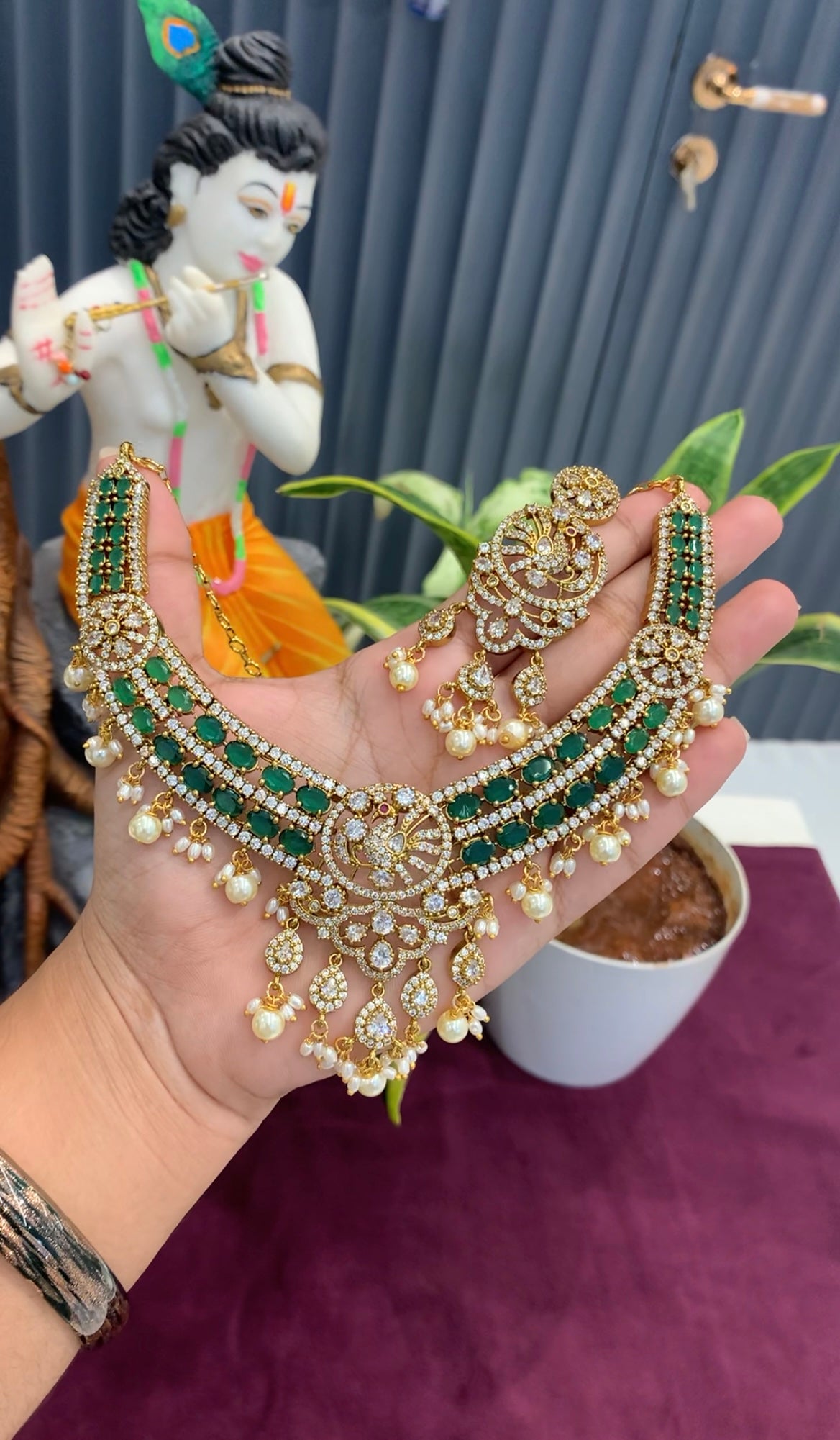 Beautiful Victoria polish neckset with pushback earrings