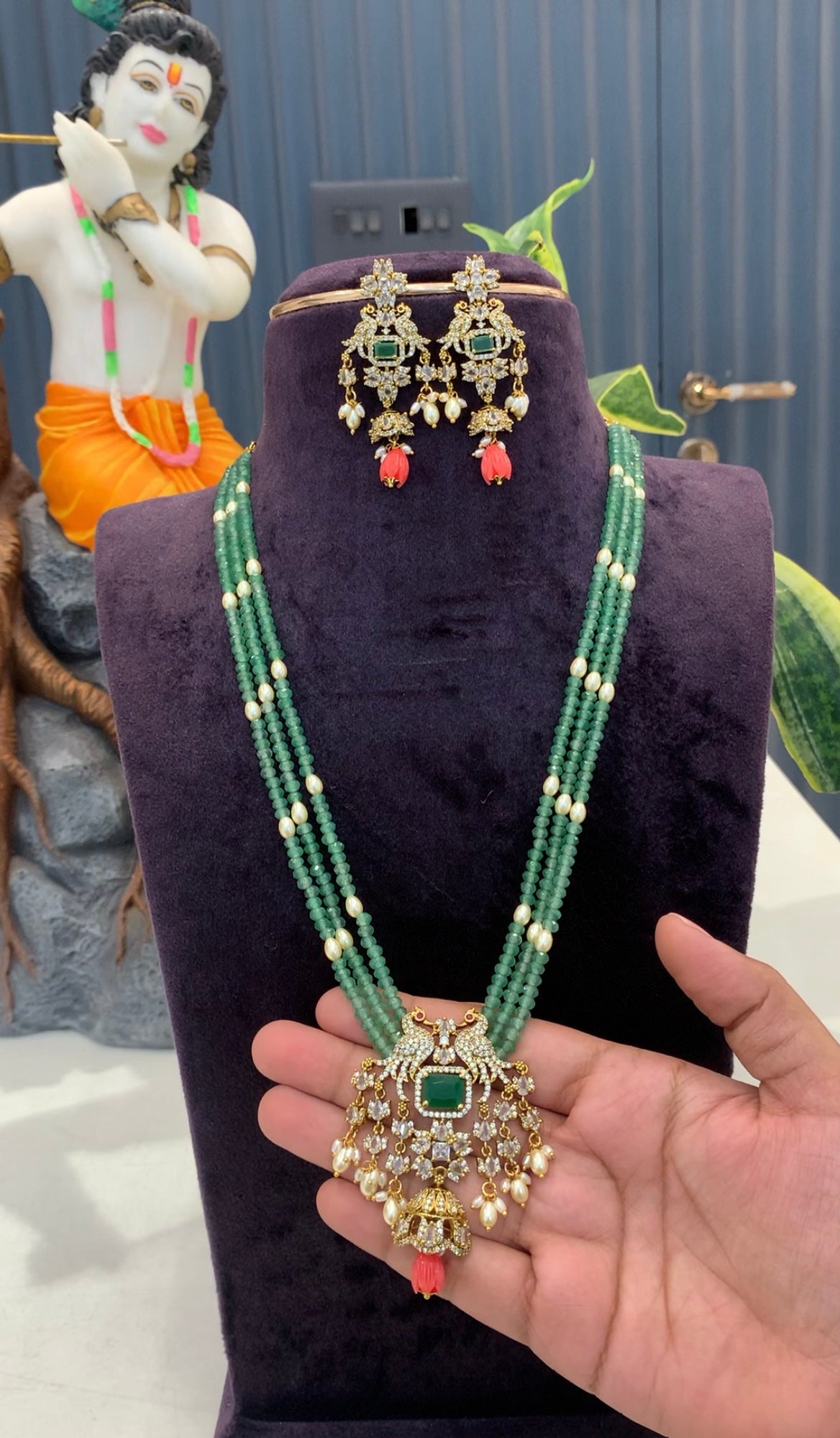 Beautiful Victoria polish pendant set with green beads mala