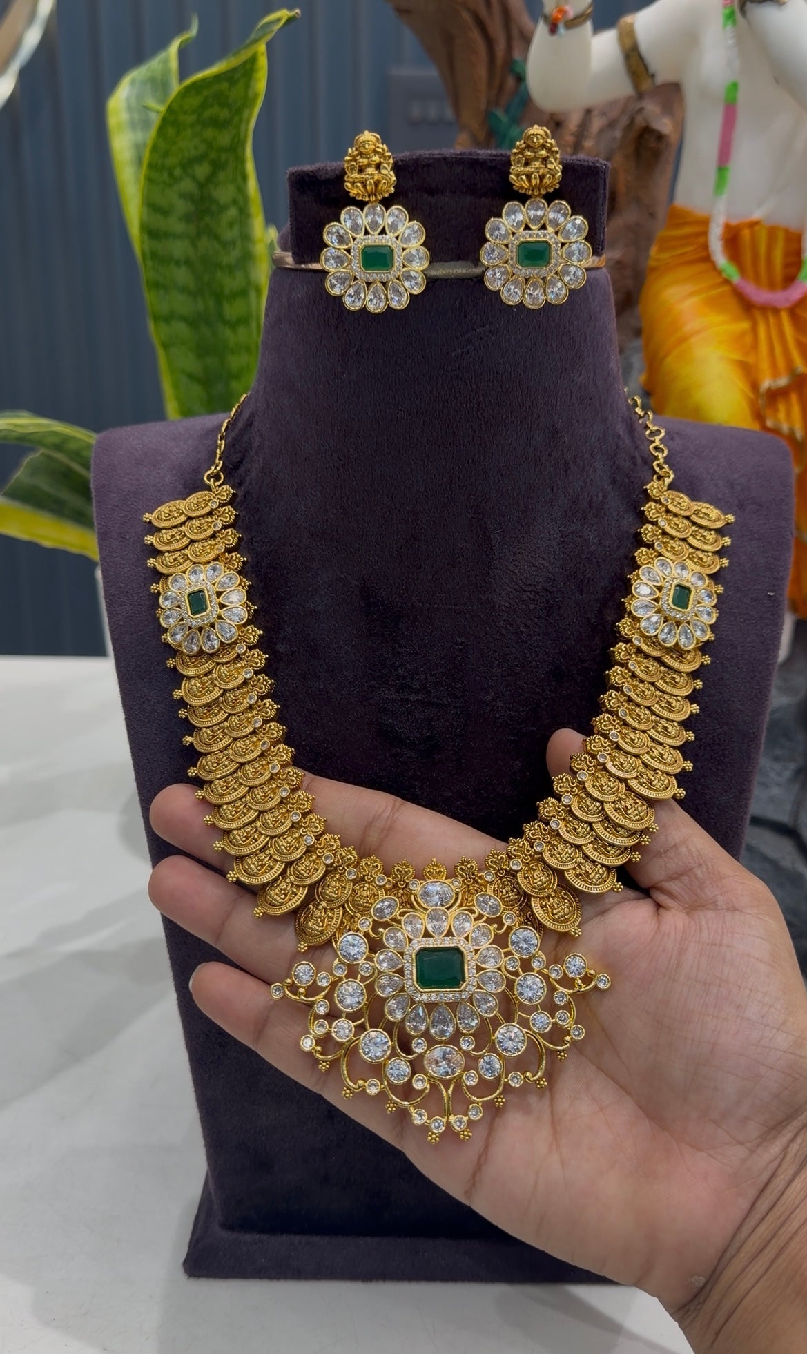 Beautiful uncut stone pendant kasula necklace with screwback earrings
