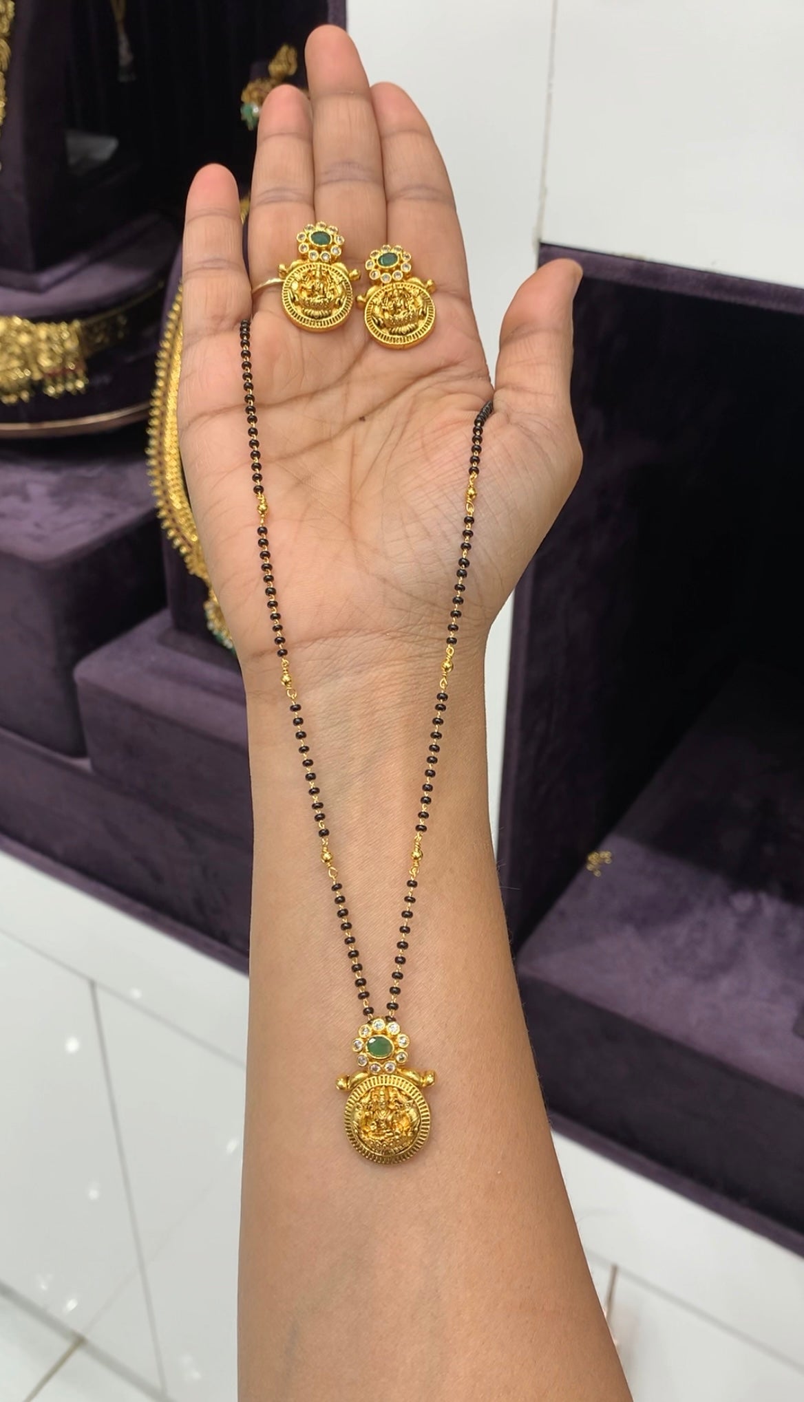 Because kasulu model pendant set with blackbeads chain 18 inchs long