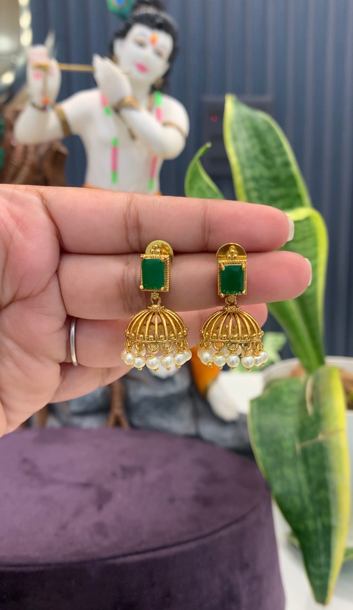 Beautiful green stone pushback jumkis with pearls finishing