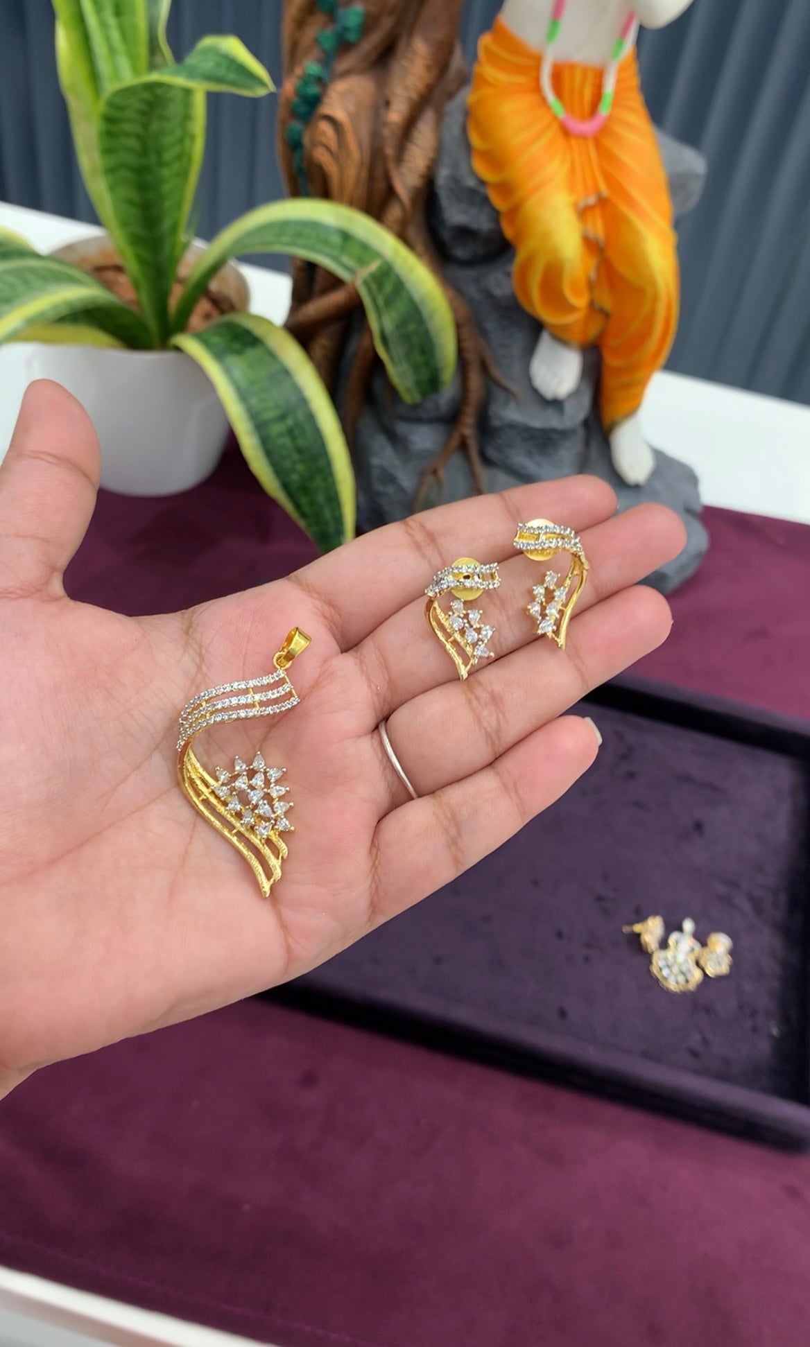 Beautiful white stones hangable pendant with pushback earrings