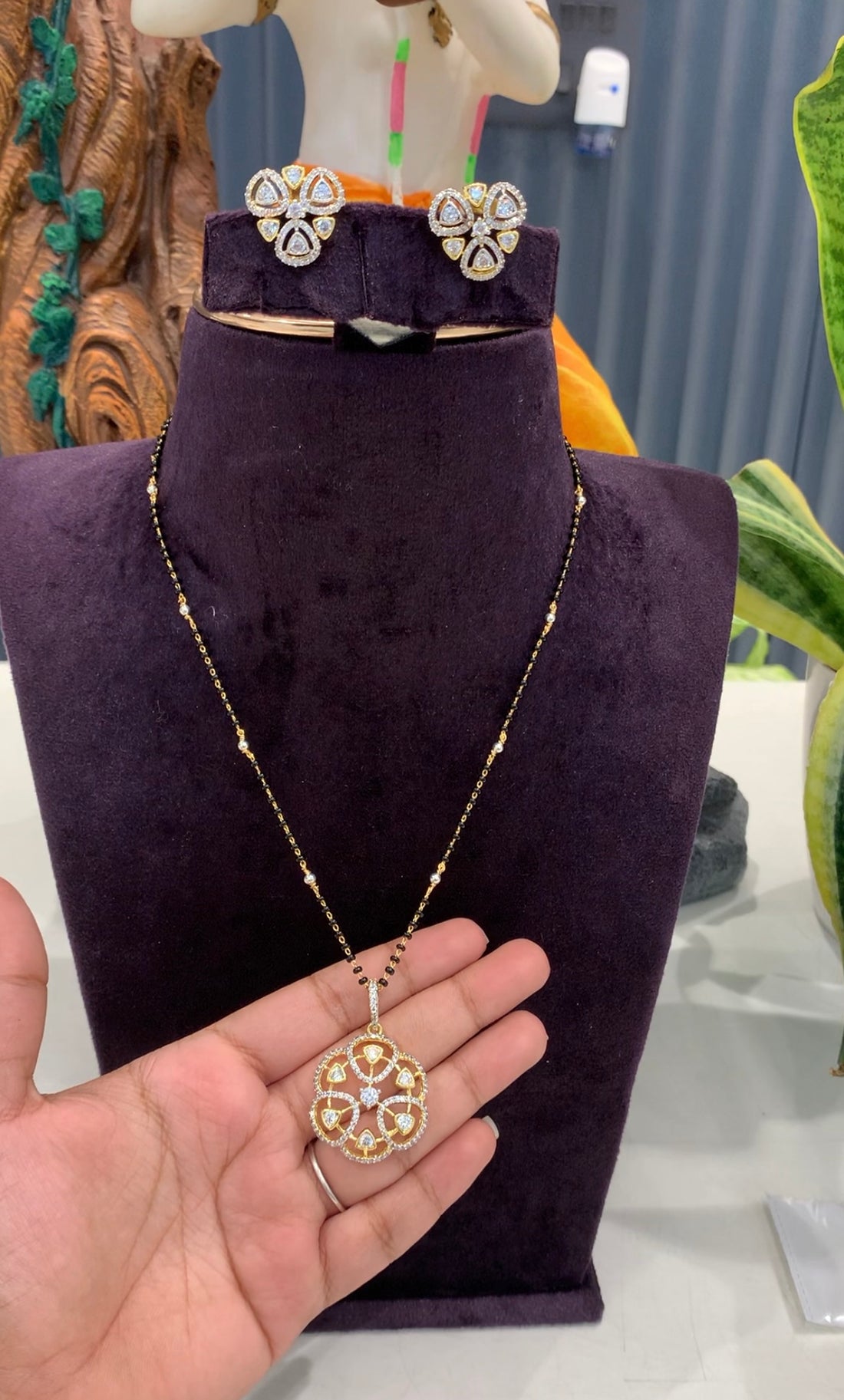 Beautiful white stones pendant set with blackbeads chain 18 inchs long