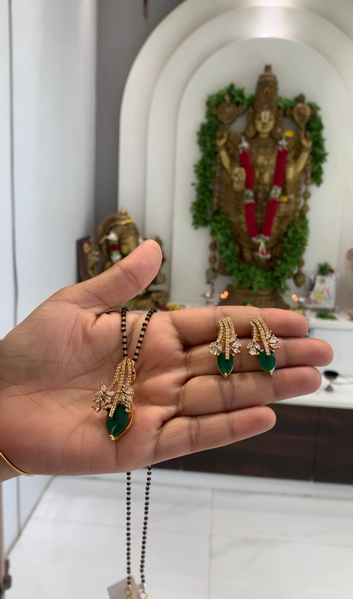 Beautiful green stone pendant set with blackbeads chain 18 inchs long