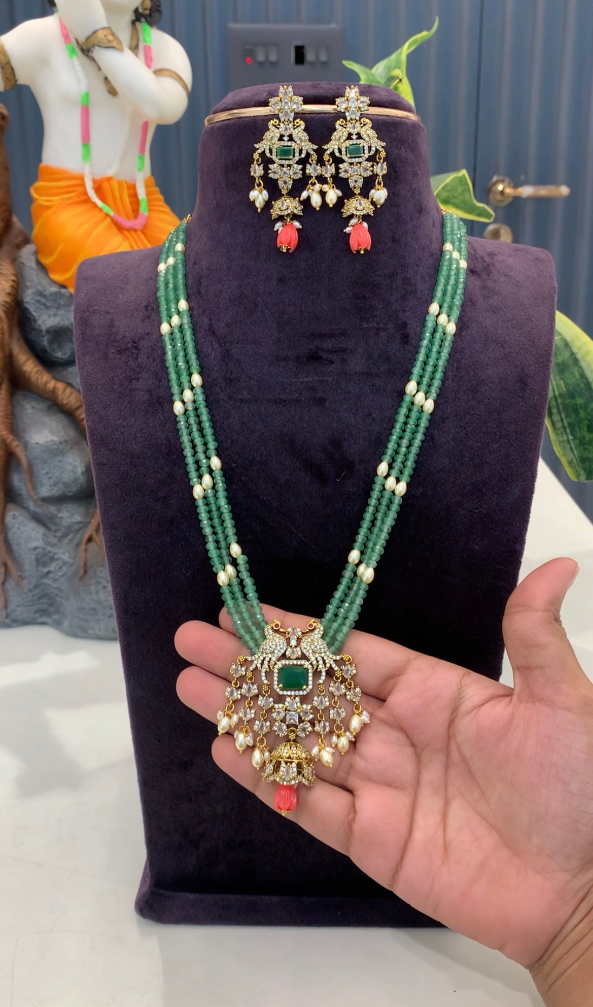 Beautiful Victoria polish pendant set with green beads mala