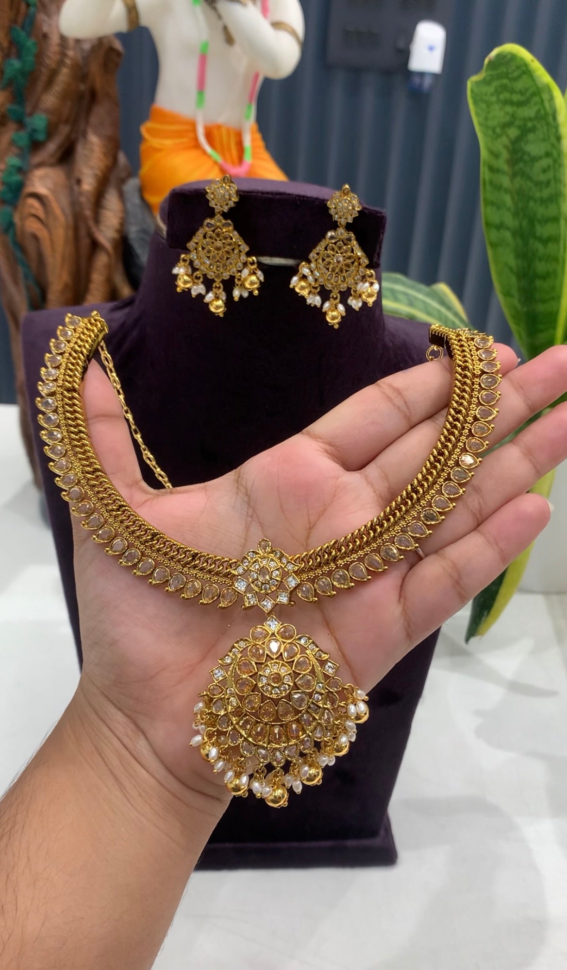 Beautiful uncut stones mango desing kanti model necklace with pushback earrings