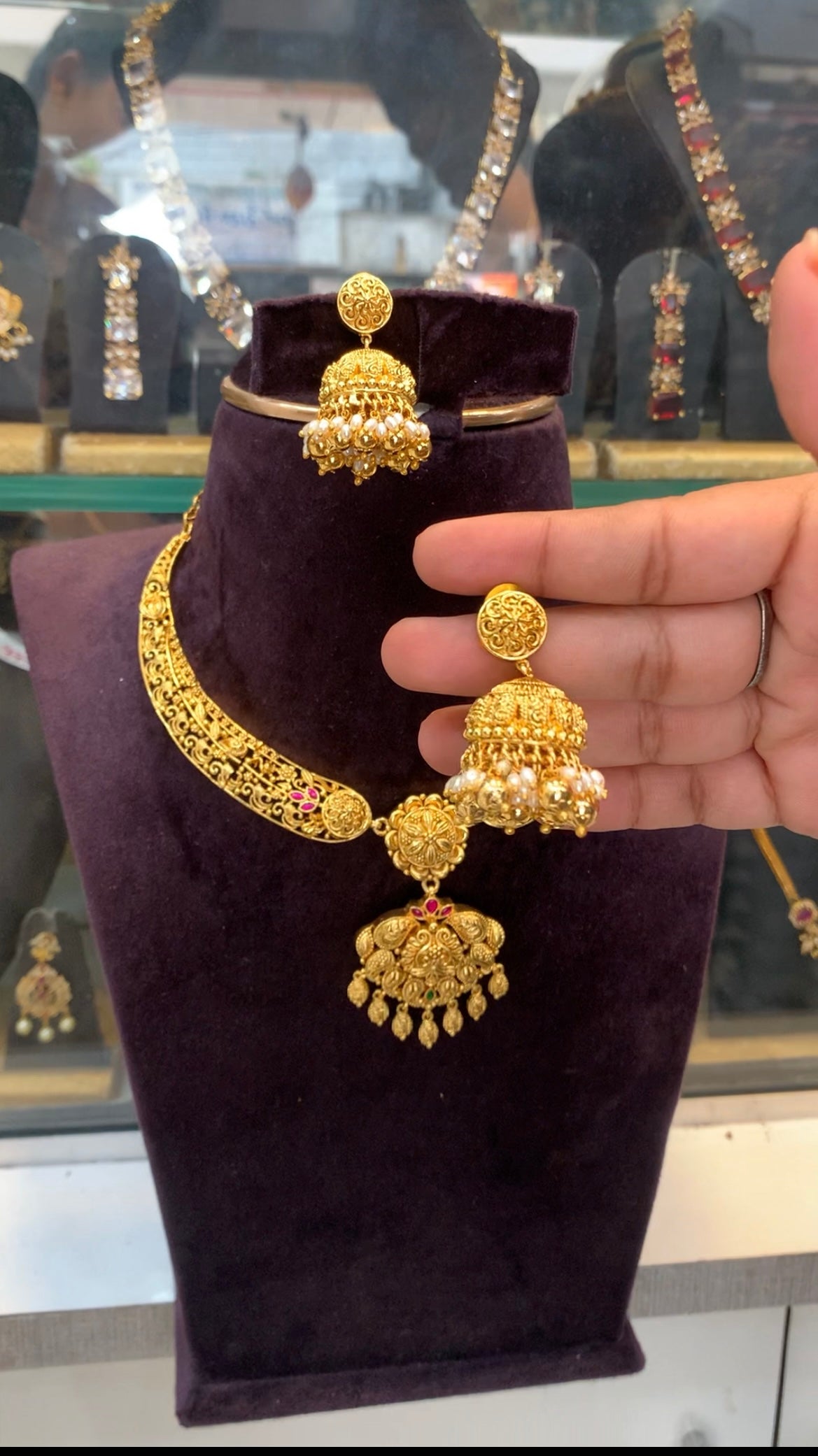 Beautiful kanti model necklace with pushback jumkis