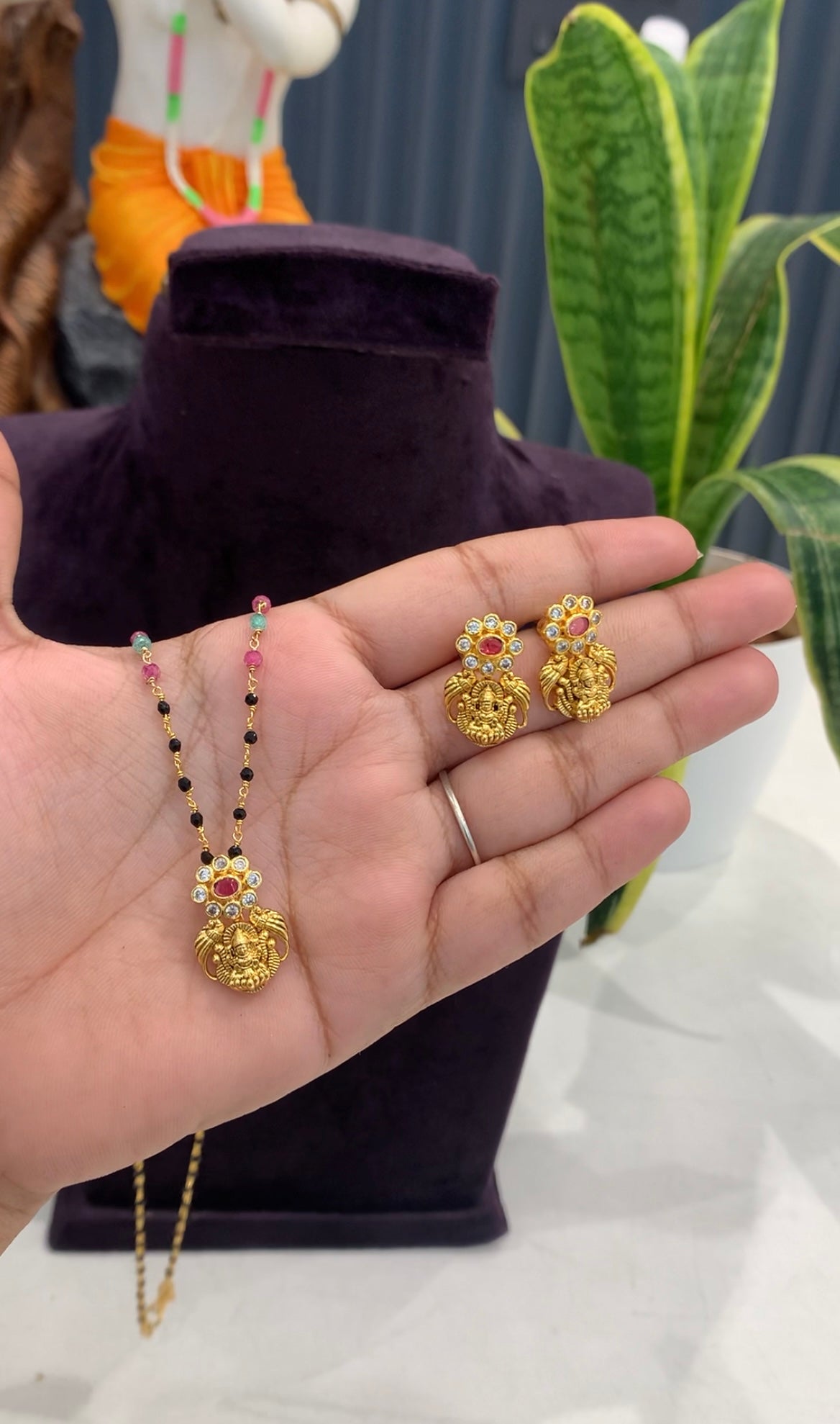 Beautiful kasu model pendent set with blackbeads chain 18 inchs long