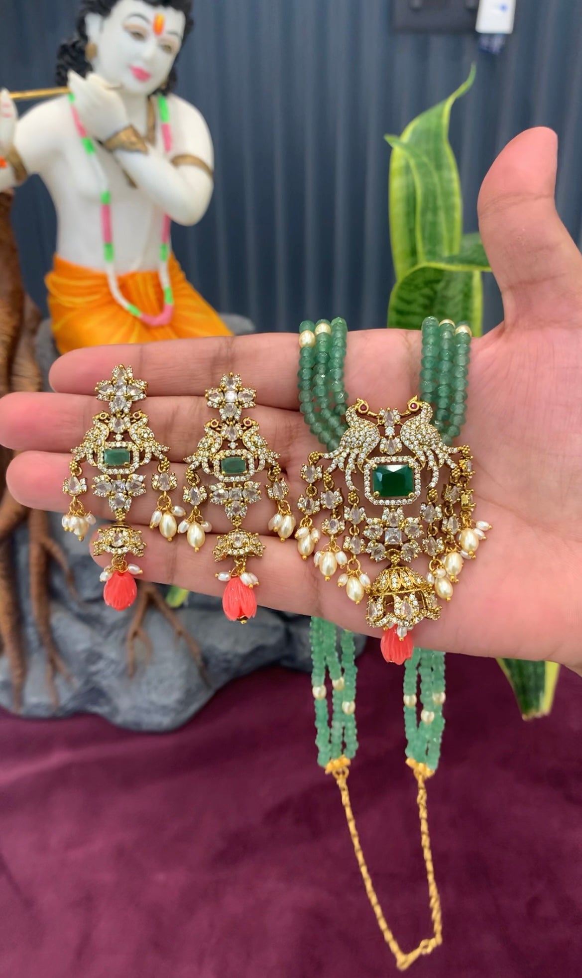Beautiful Victoria polish pendant set with green beads mala