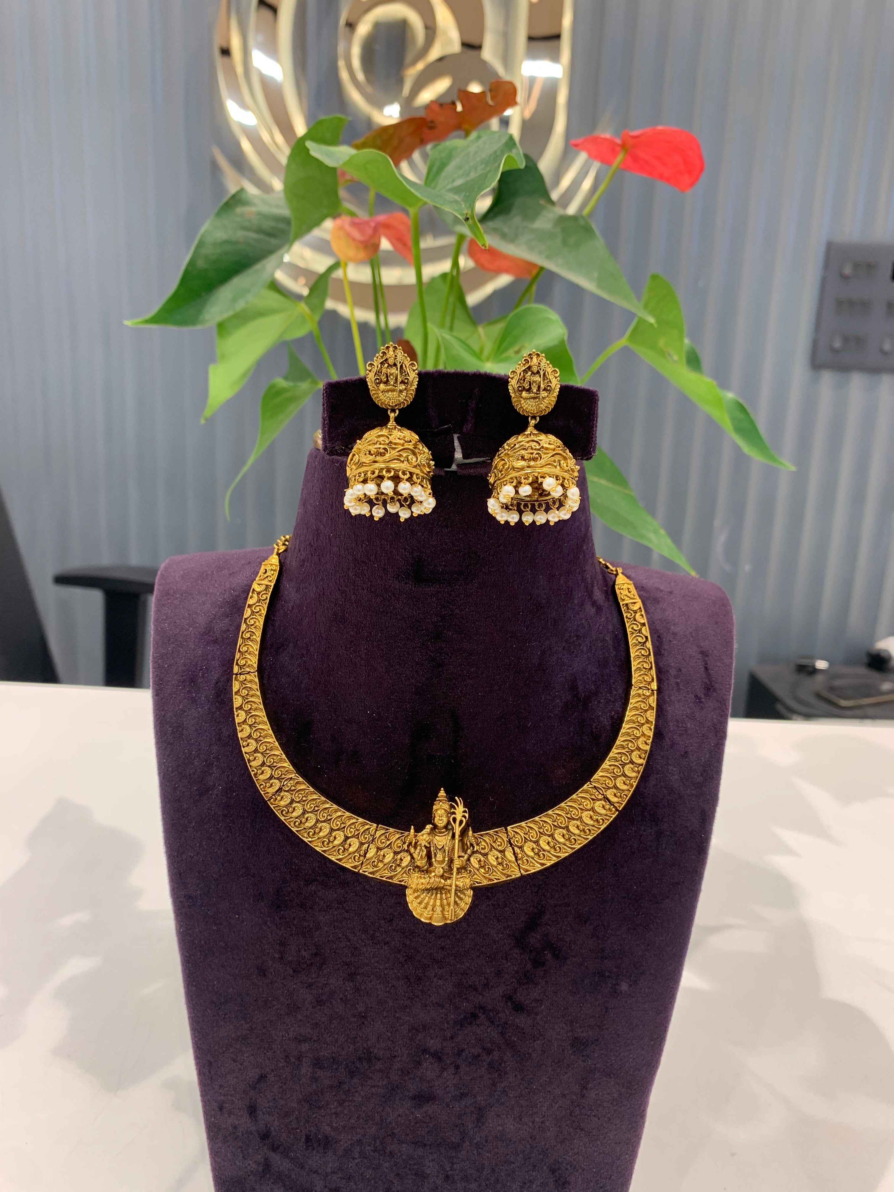Beautiful Kanti necklace with pushback jumkis