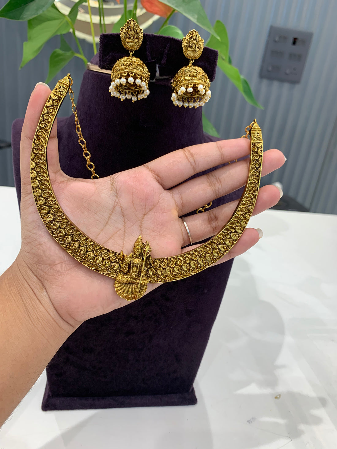 Beautiful Kanti necklace with pushback jumkis