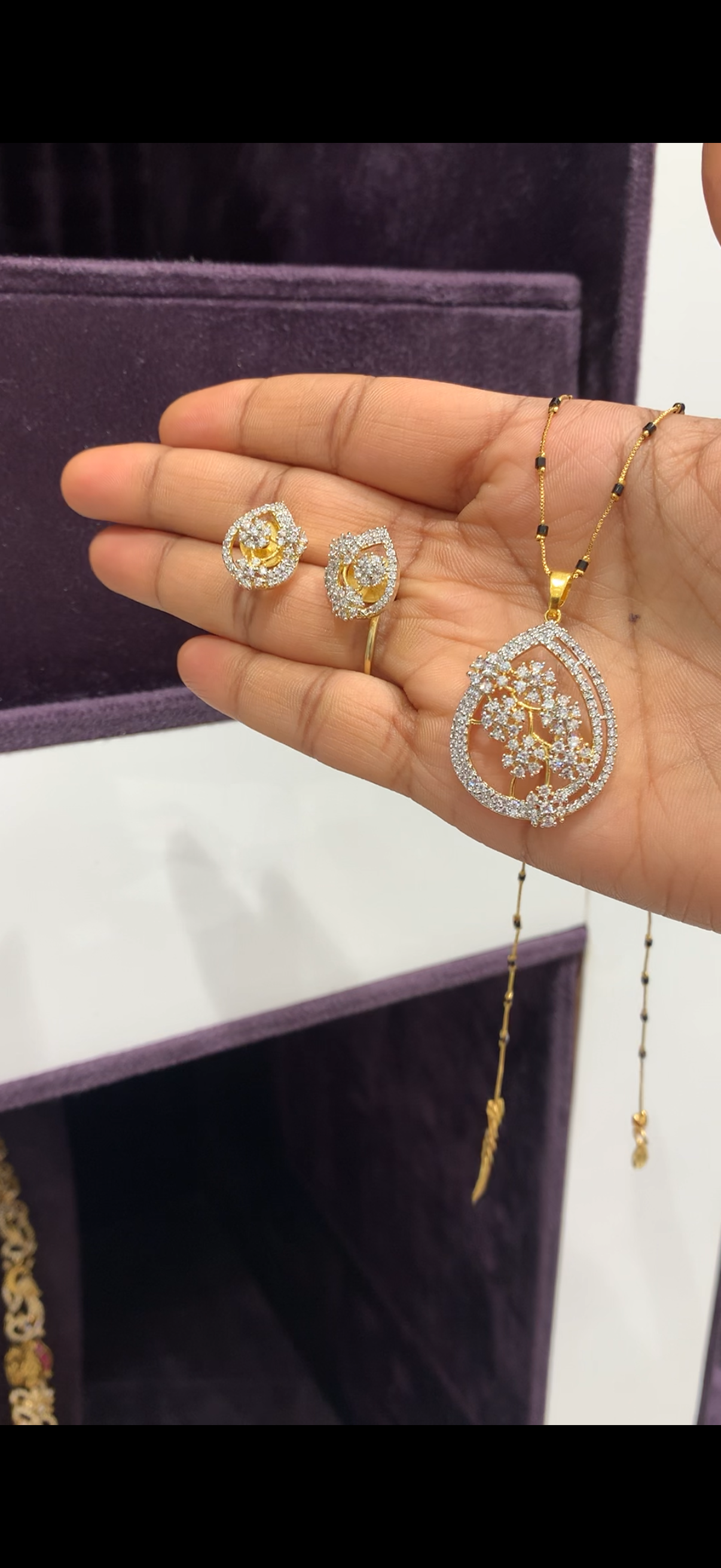 Beautiful Daimond Replica locket set with Italian fancy chain 18 inchs