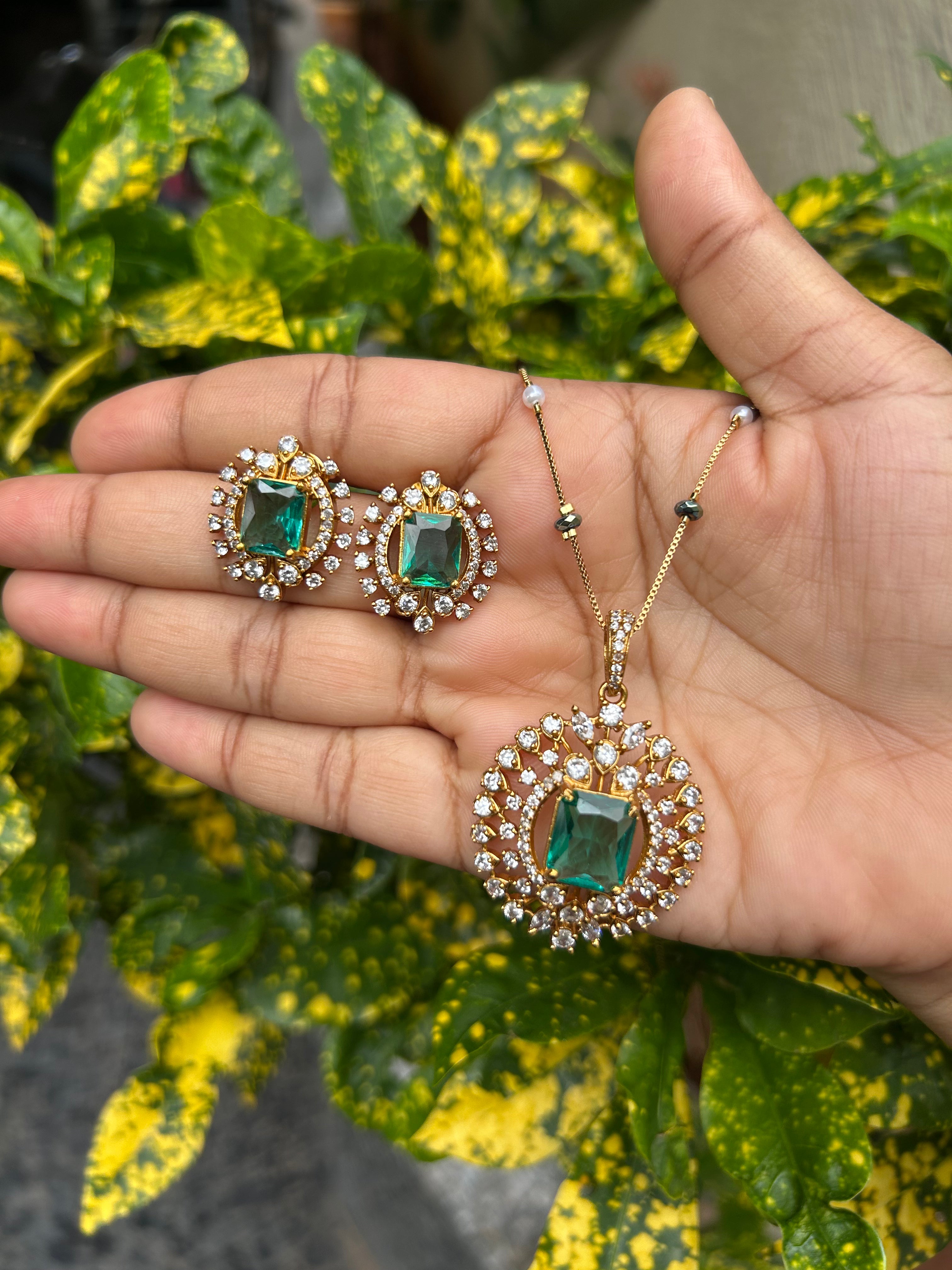 Beautiful green & white stones pendant set with fancy chain 18 inchs long