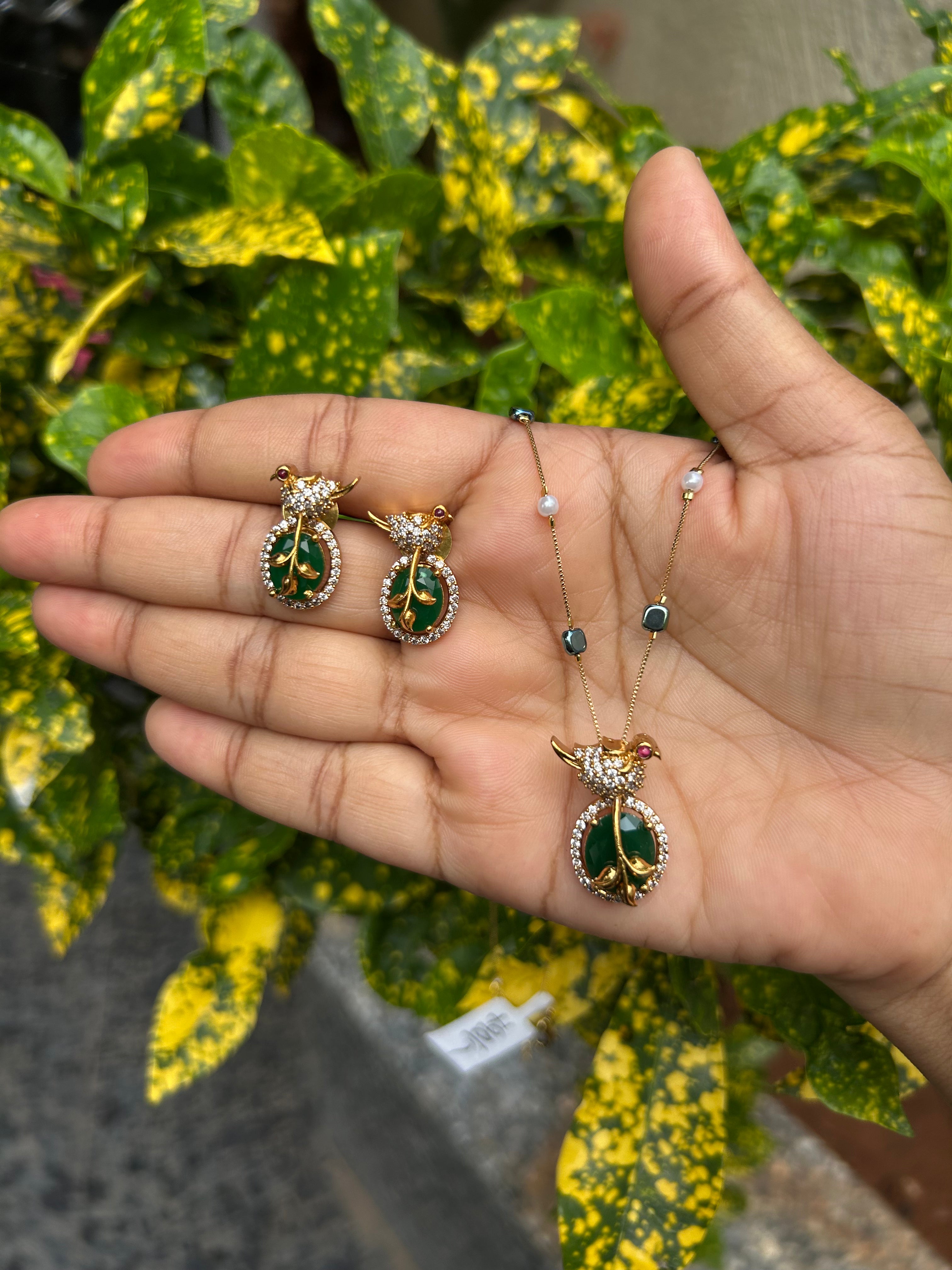 Beautiful green stone pendant set with fancy chain 18 inchs long