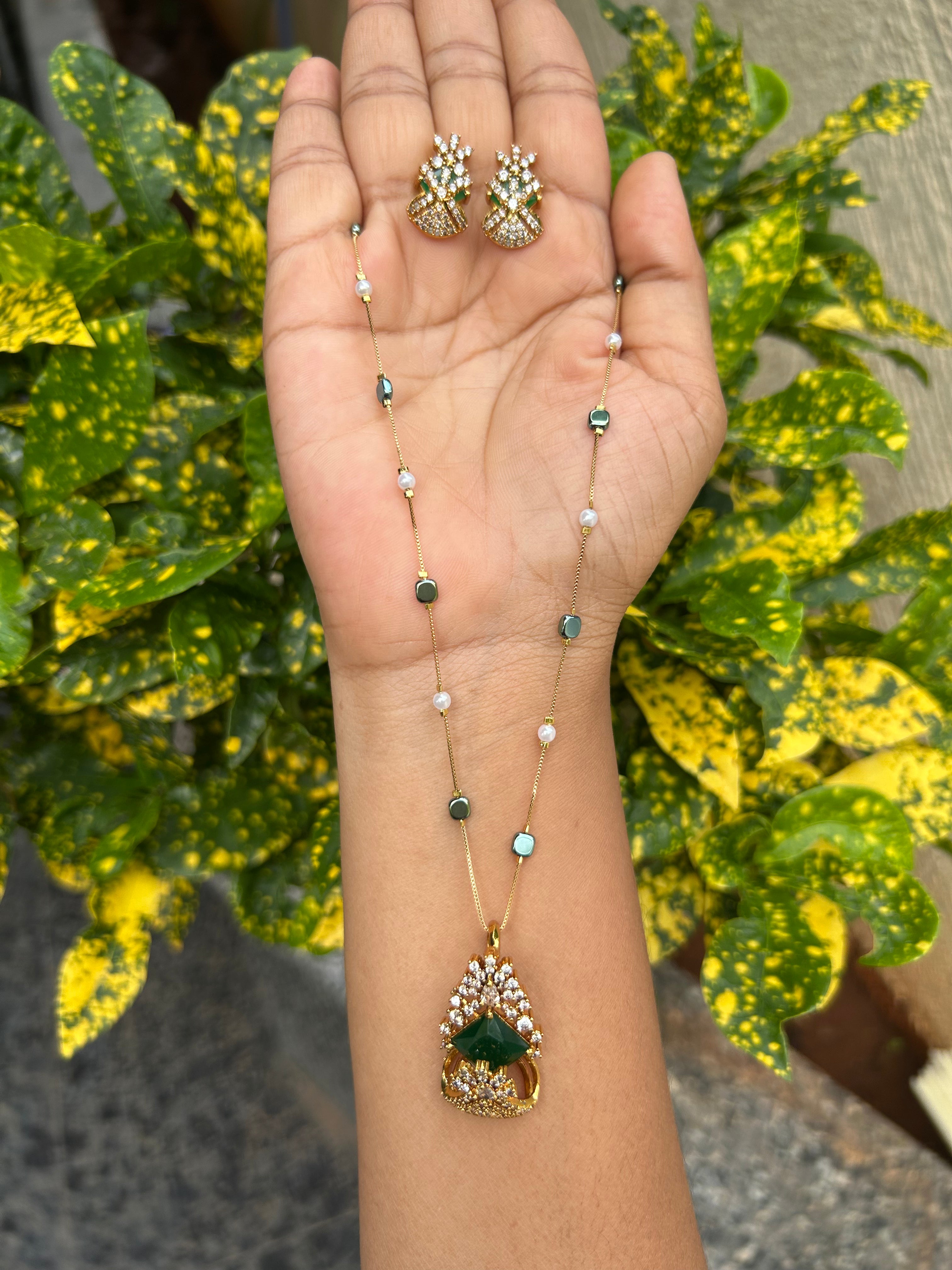 Beautiful green stone pendant set with fancy chain 18 inchs long