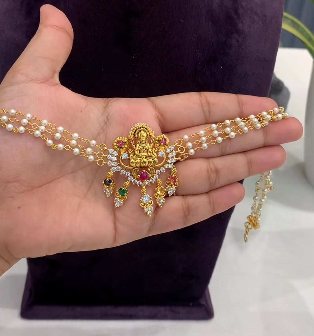 Beautiful Lakshmi Devi stone pendant with white pearls hand making chokar