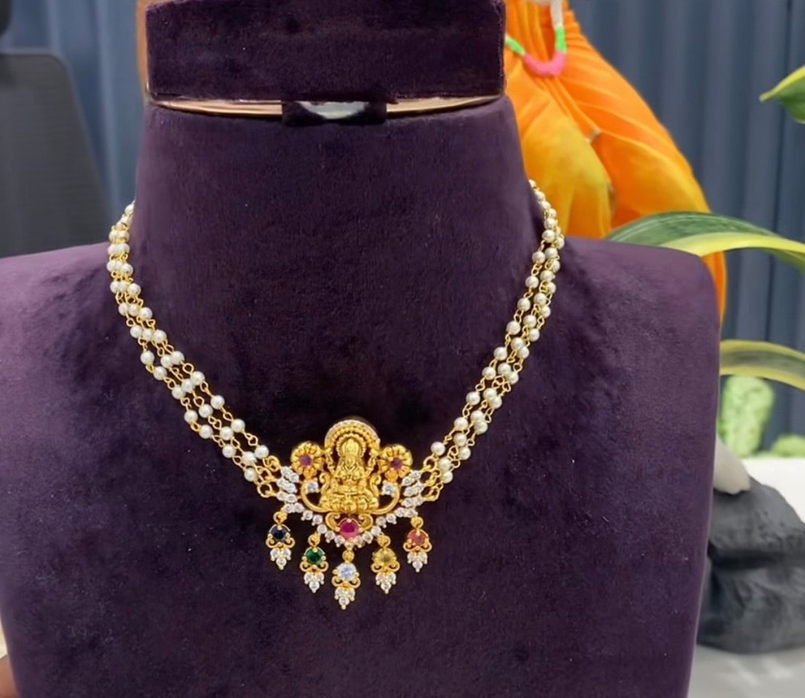 Beautiful Lakshmi Devi stone pendant with white pearls hand making chokar