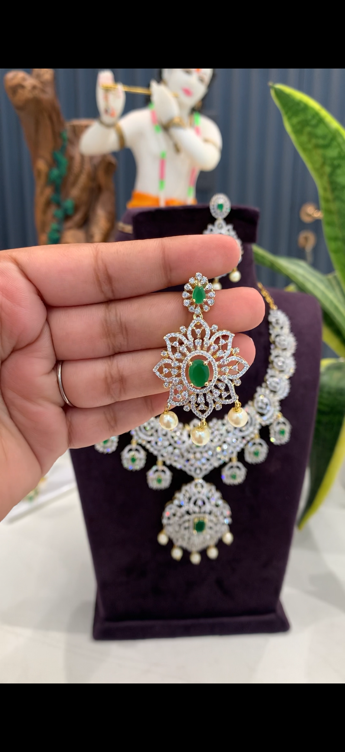 Beautiful GJ polish necklace set with screwback earrings