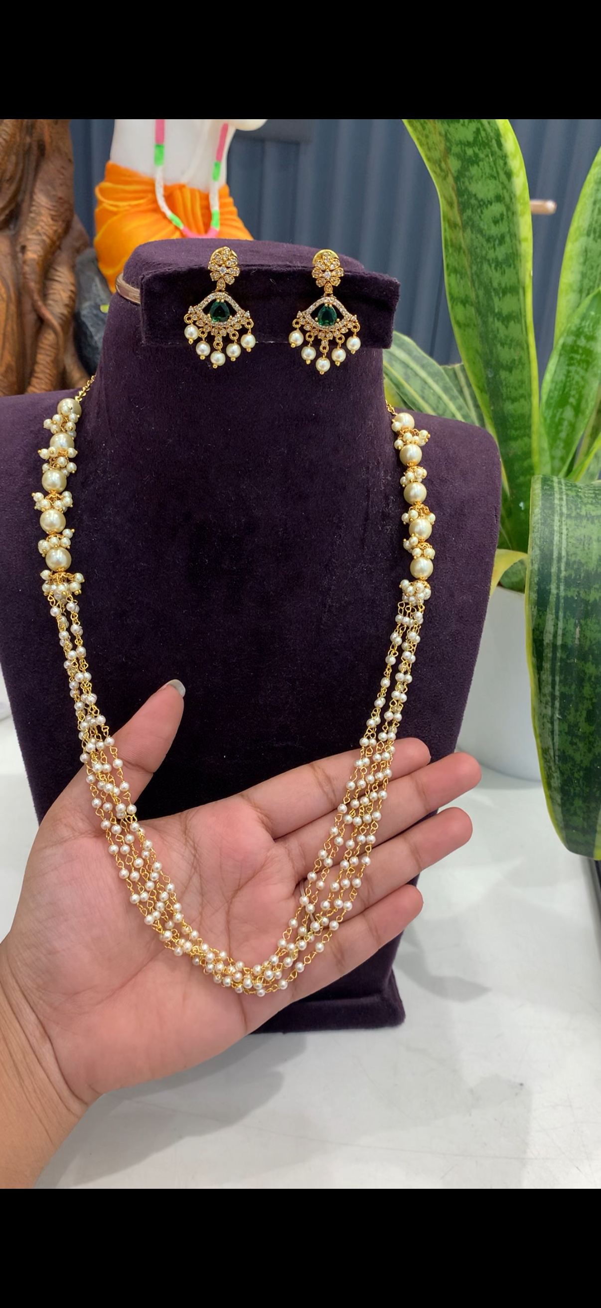 Beautiful handmaking pearls chain 20 inchs long with pushback earrings