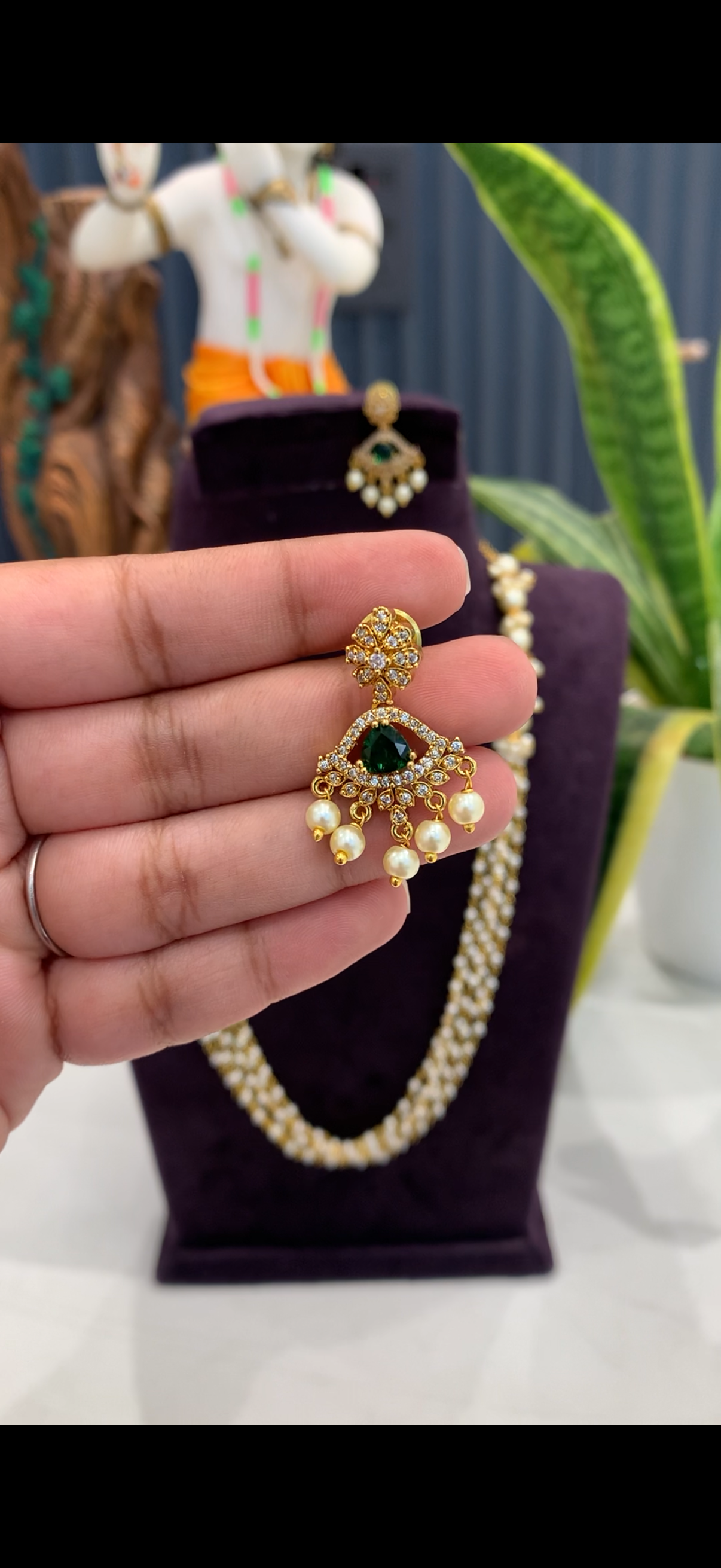Beautiful handmaking pearls chain 20 inchs long with pushback earrings