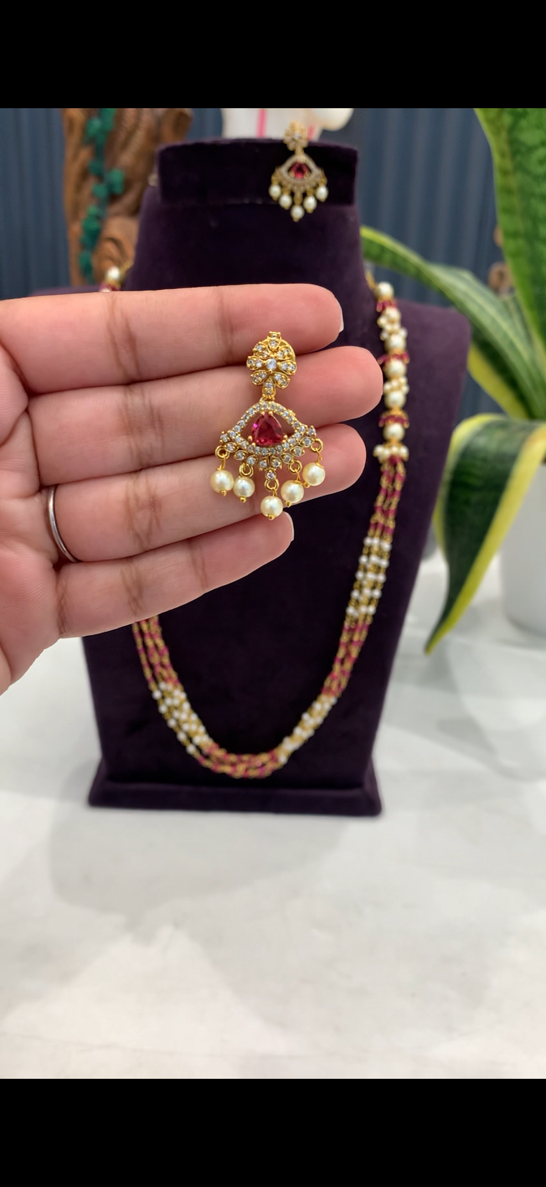 Beautiful handmaking pearls chain 24 inchs long with pushback earrings