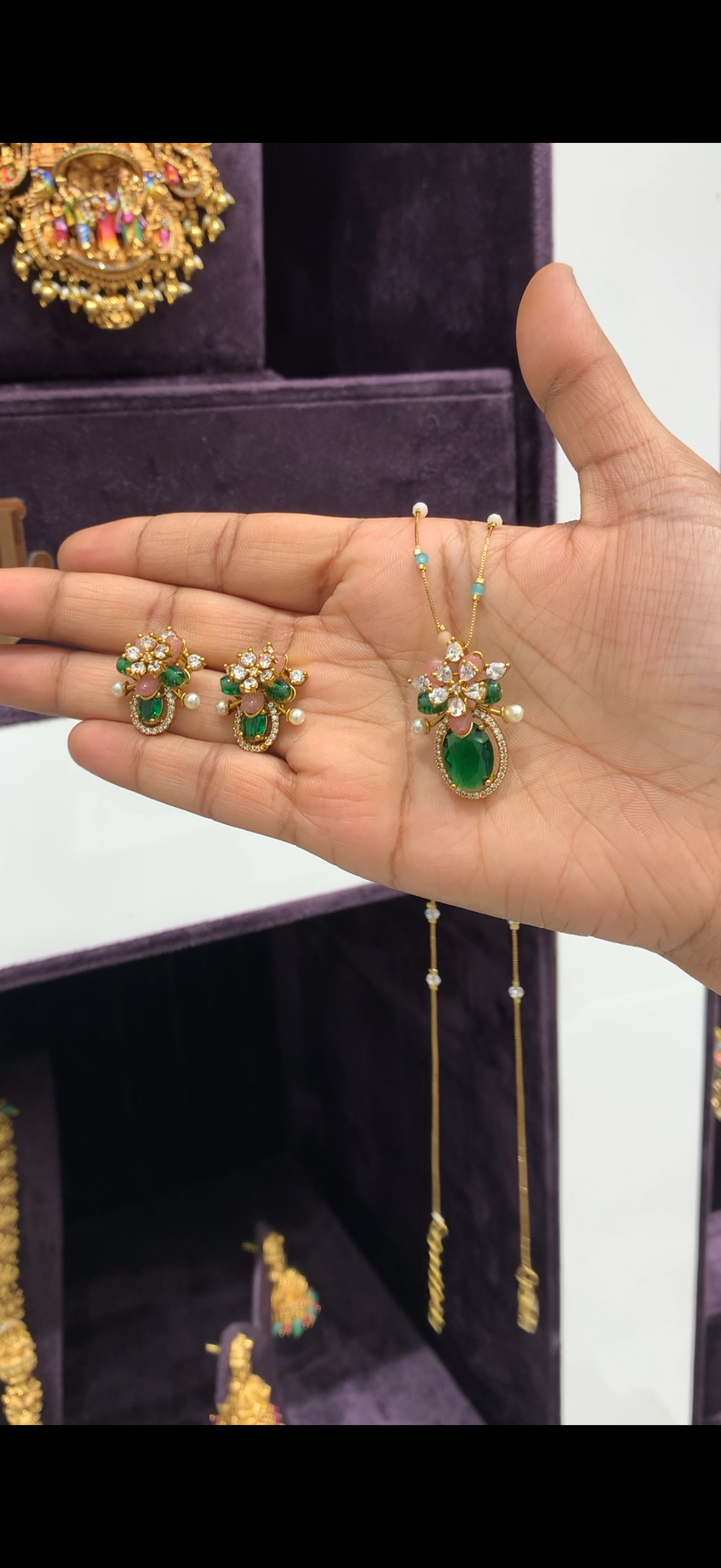 Beautiful  pendant set with fancy chain 18 inchs long