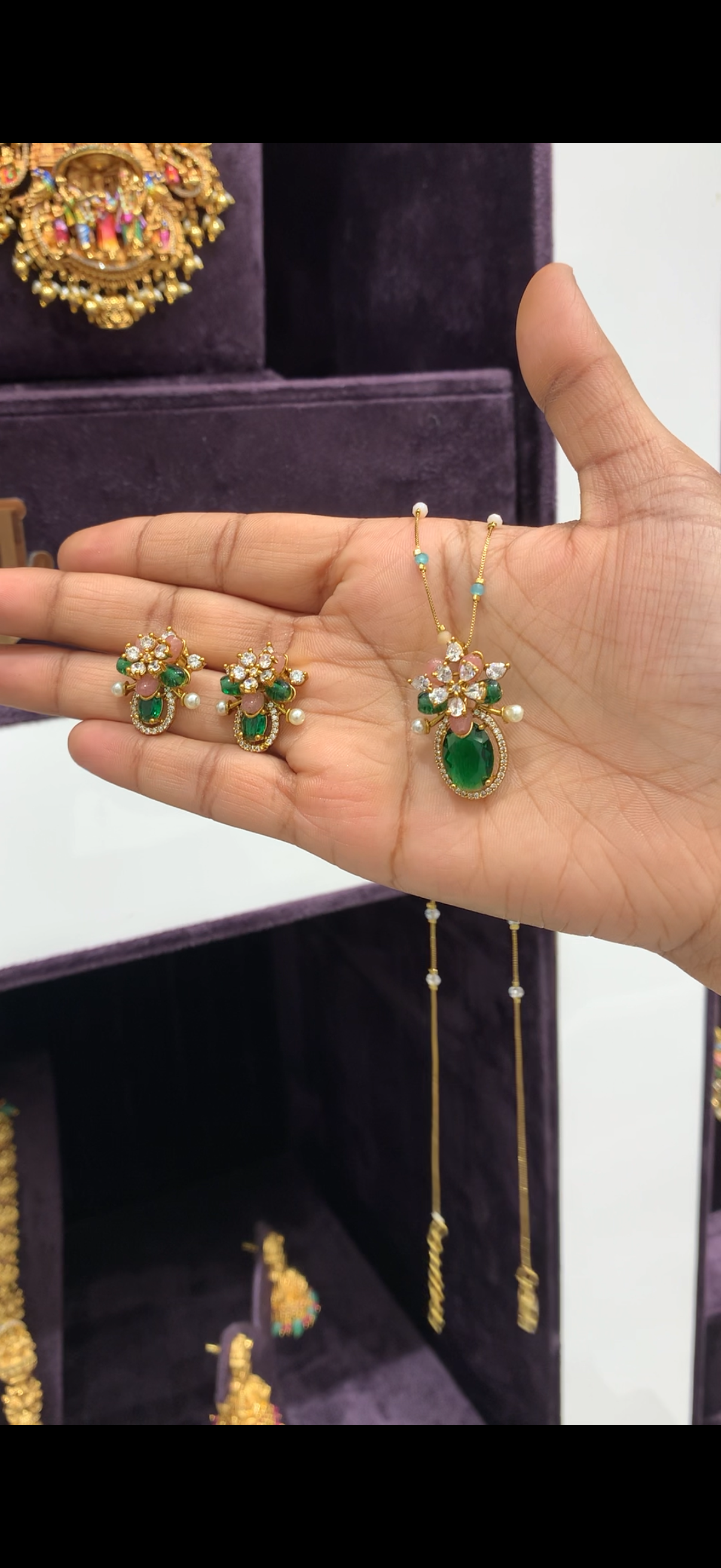 Beautiful  pendant set with fancy chain 18 inchs long