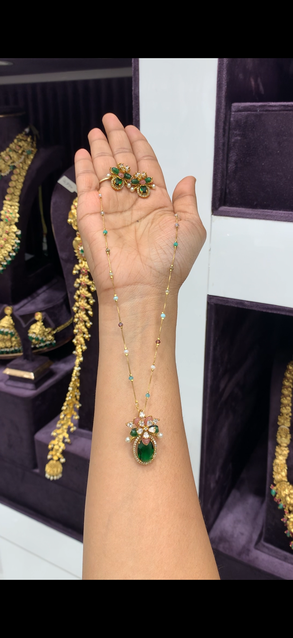 Beautiful  pendant set with fancy chain 18 inchs long