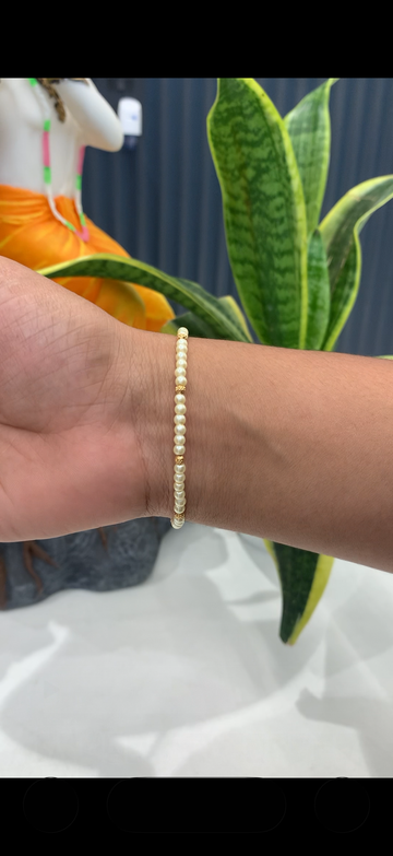 Beautiful white pearls and gold balls bracelet with adjustable rings