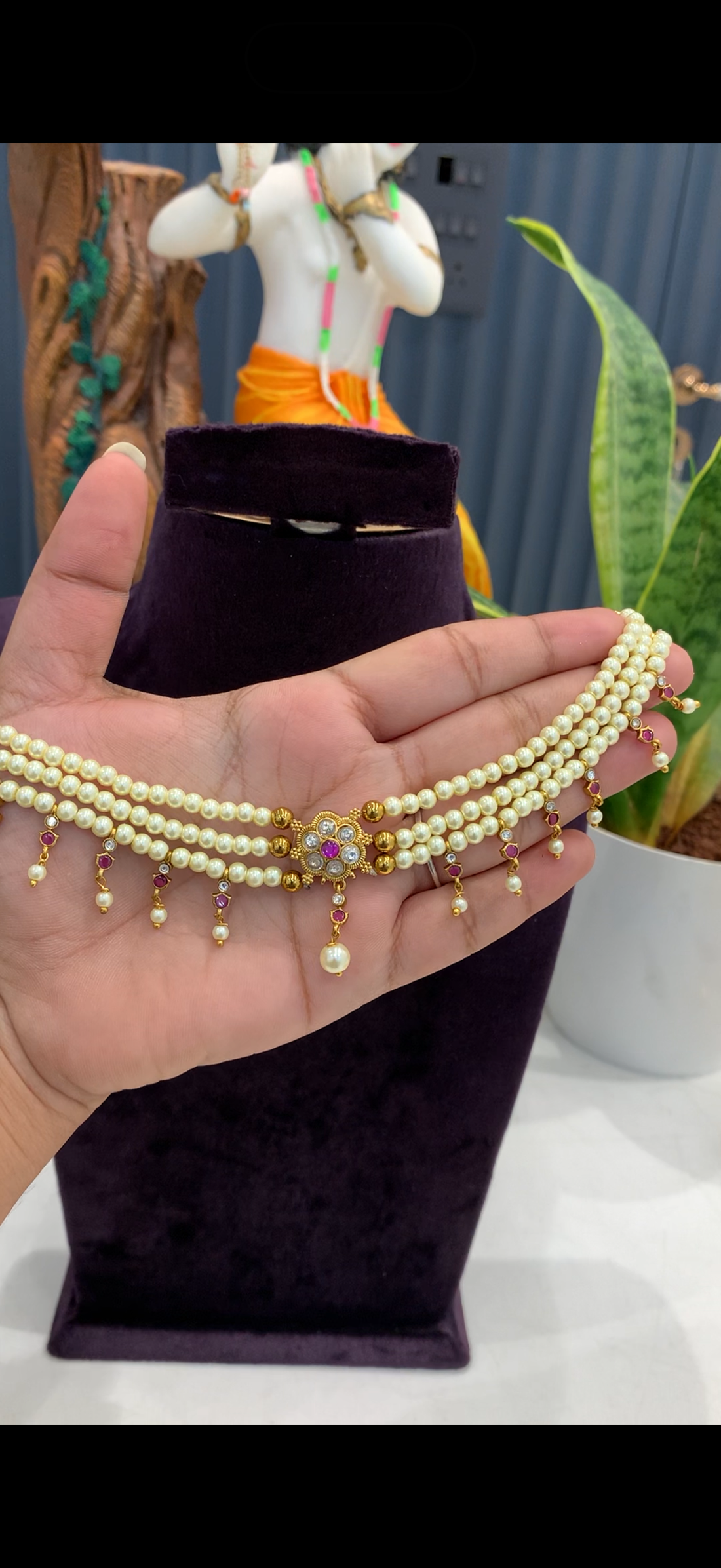 Beautiful white pearls chocker  with dropping style pota stone