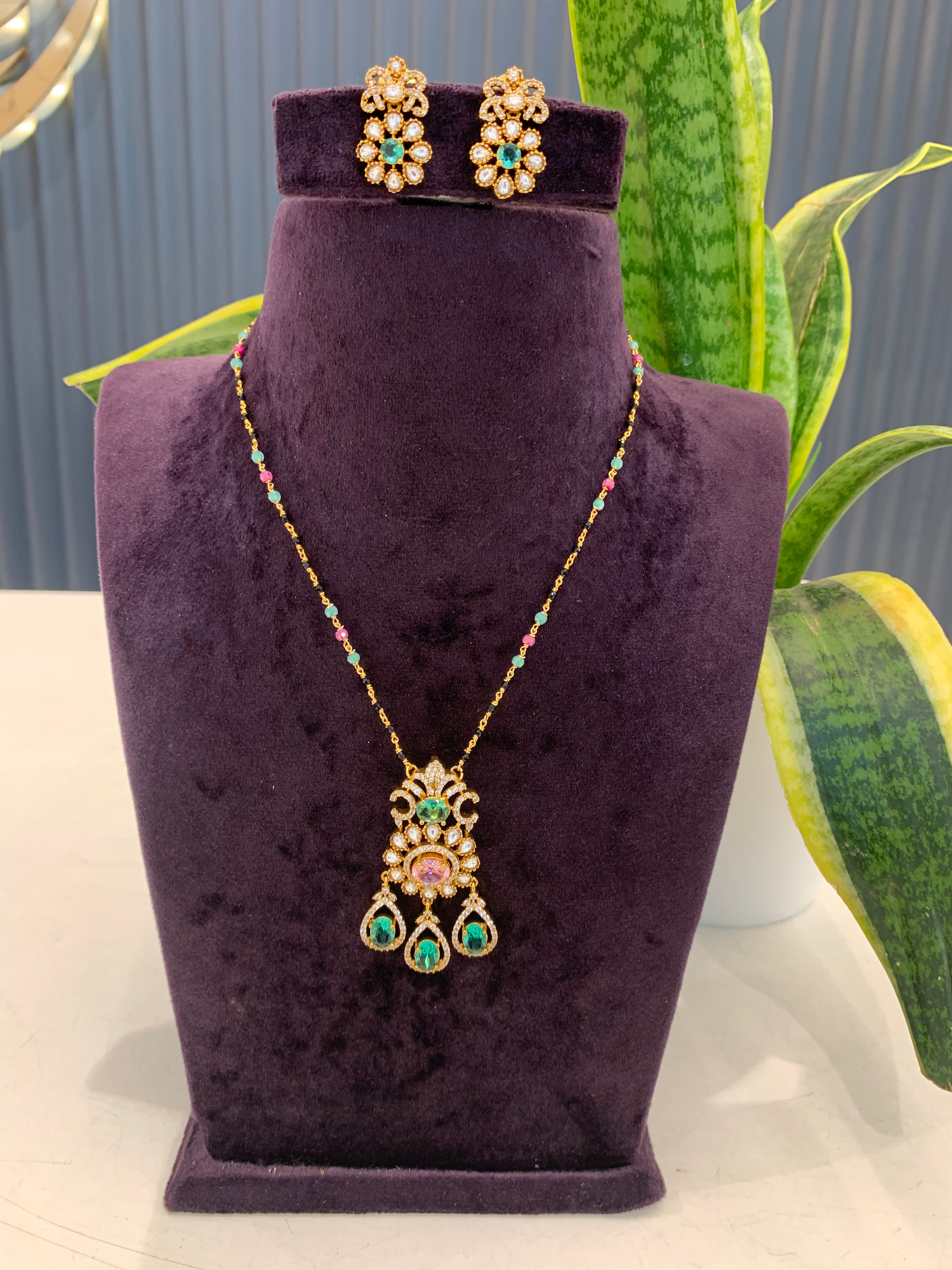 Beautiful stones pendant set with handmaking making black beads chain 18 inchs long